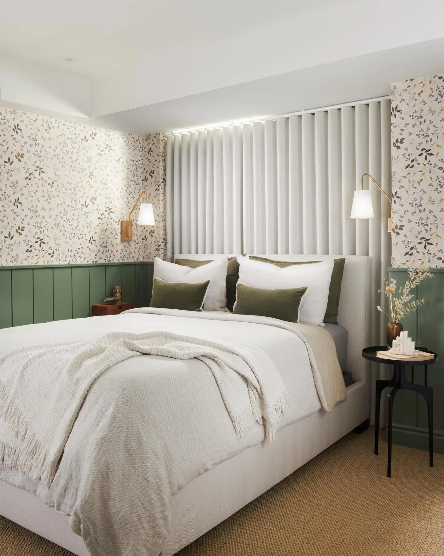 I love fun florals so naturally I couldn&rsquo;t resist this gorgeous botanical wallpaper - perfect for the Project Bidewell guest bedroom.⁠
⁠
@kellyventuradesign&rsquo;s Verte in Dew pairs perfectly with this deep, muted forest green, creating a mon