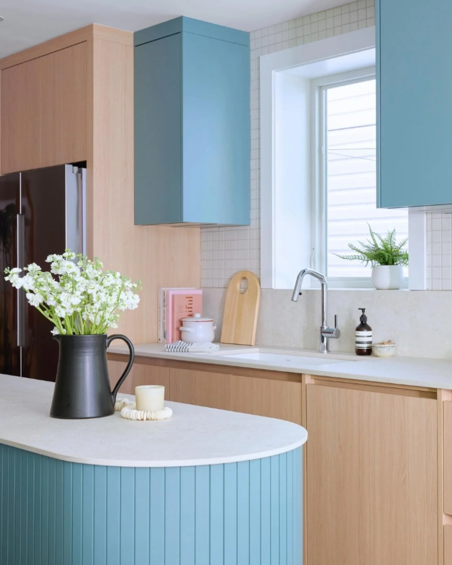 I never tire of aqua. It just makes me so happy. If you like aqua, we will work well together. ⁠
⁠
We went retro with the colour scheme for the West Lynn kitchen while still keeping things sleek and modern. With plenty of natural light and a custom b