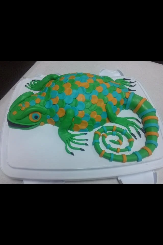 Detailed sculpted lizard cake with textured scales and lifelike pose