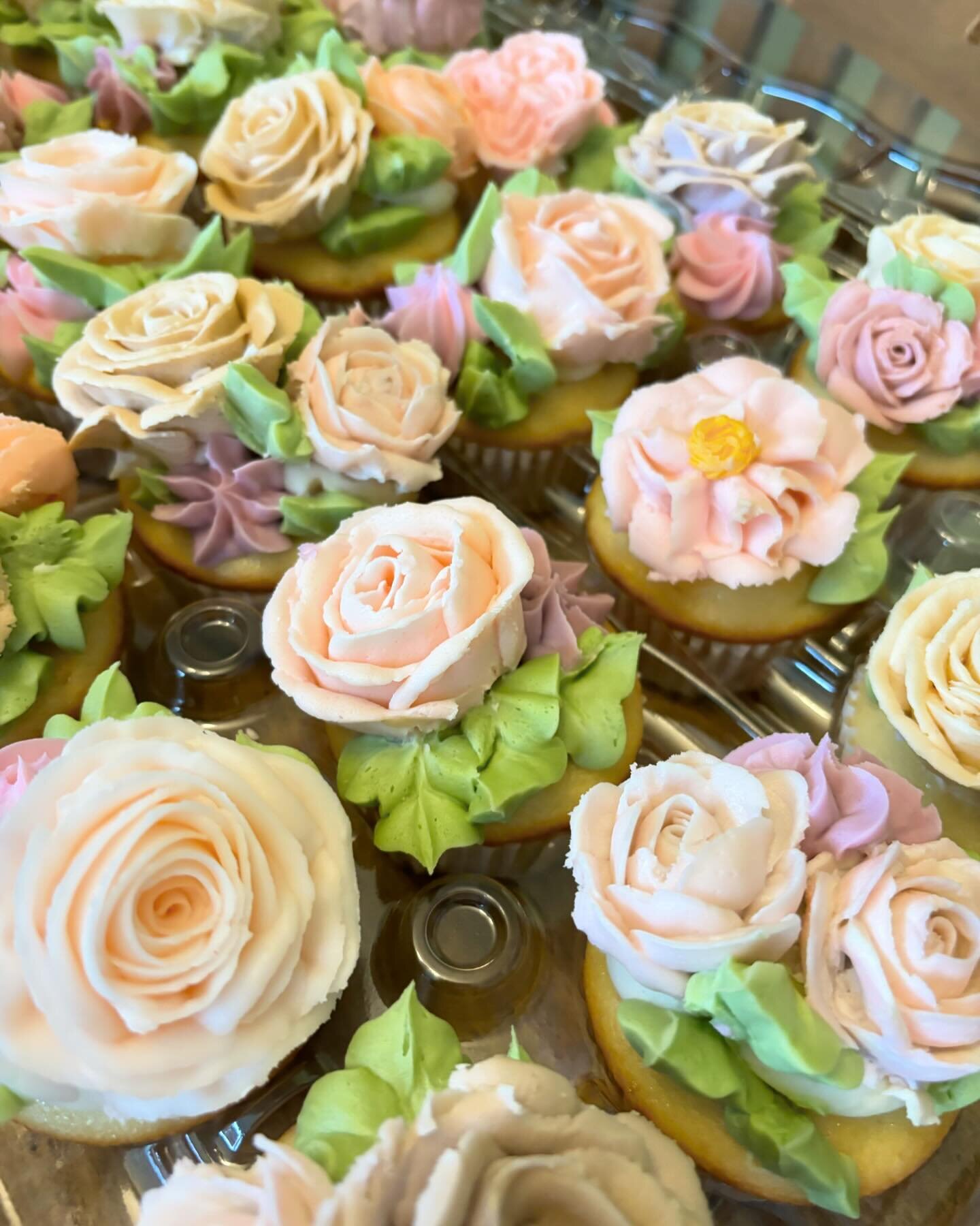 &ldquo;A baby is blooming&rdquo; Vanilla cupcakes with buttercream frosting 
.
.
.
.
.
.
#buttercreamflowerscake #beautifulcupcakes #custombakery #decoratedcupcakes #buttercreamcupcake #cupcakesoftheday #cakedetails #buttercreamcakedesign #custommade