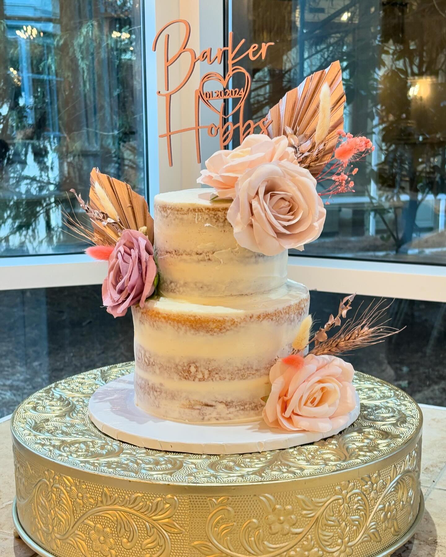 Naked iced boho themed cake with a cupcake tower 
.
.
.
.
.
.
#weddingcakebaker #weddingcakemaker #custombakery #buttercreamweddingcake #eventcake #weddingsandevents #rusticweddingcake #weddingprofessional #buttercreamcakedesign #weddingcakesofinstag