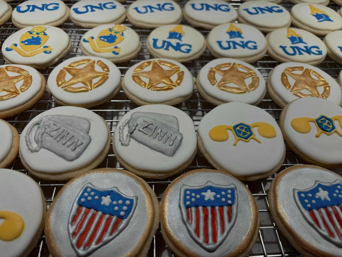 UNG graduation cookies 
.
.
.
.
.
.
.
.
.
#ung #universityofnorthgeorgia #army #graduation #cookies #customdecoratedsugarcookies #artfulcakerybyjulie #flowerybranch #custombakery