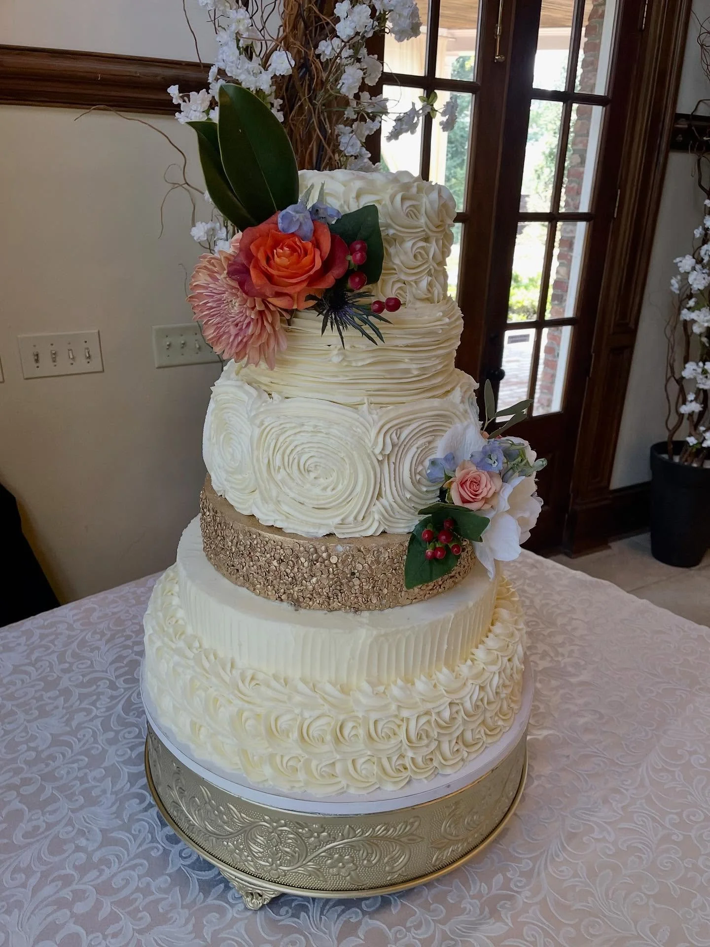 Six tiered buttercream wedding cake with pumpkin spice and carrot cake inside One magnolia (her mom’s favorite flower) along with fresh flowers from the florist 
@carlhouseevents 
.
.
.
#luxuryweddingcake #atlantaweddingcakes #northgeorgiaweddi