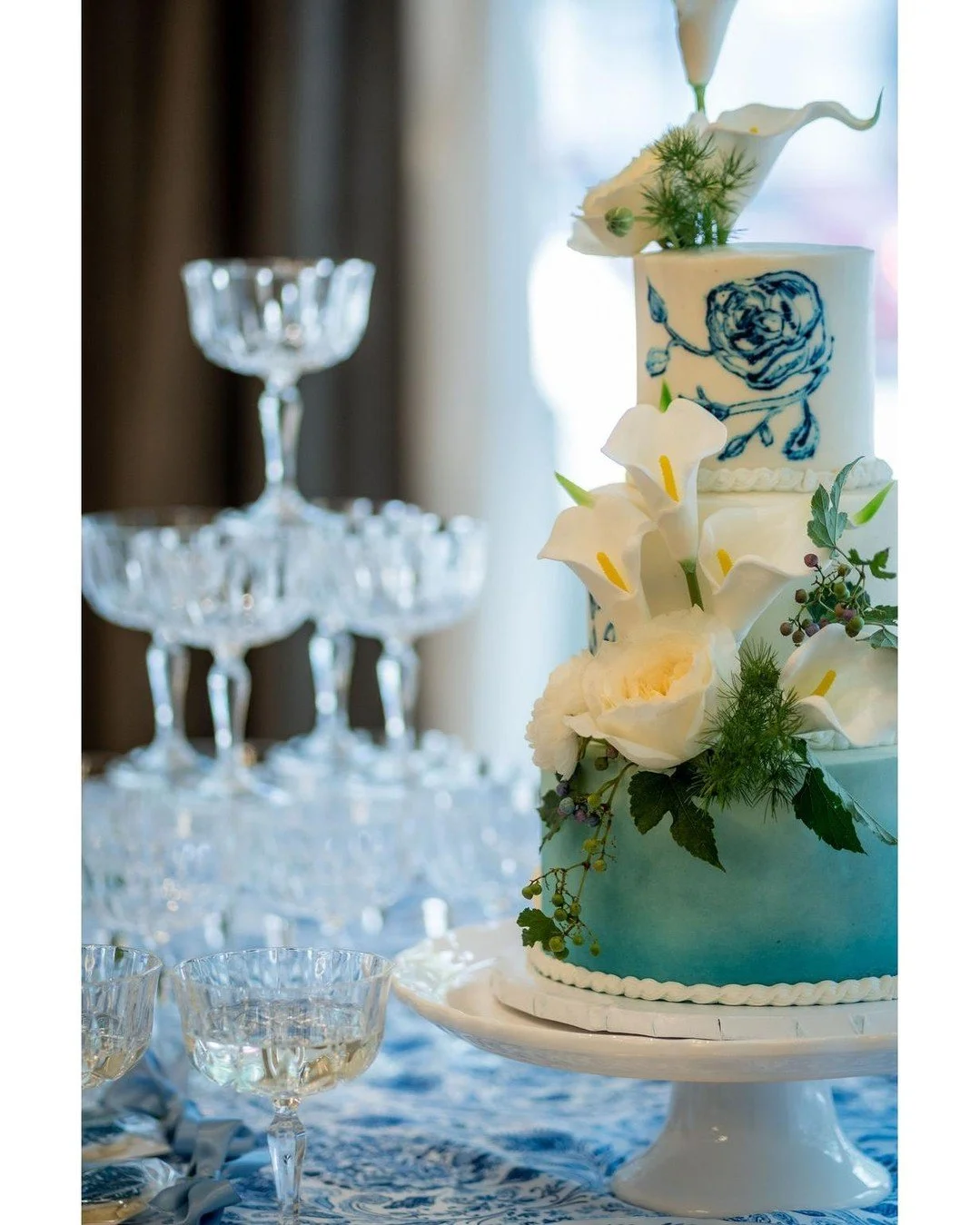 The perfect beginning to a timeless celebration 💙 This hand-painted wedding cake was designed to complement the historic beauty of the Margaret Mitchell House in Atlanta. Classic blue-and-white tones met soft florals for a look that felt both modern