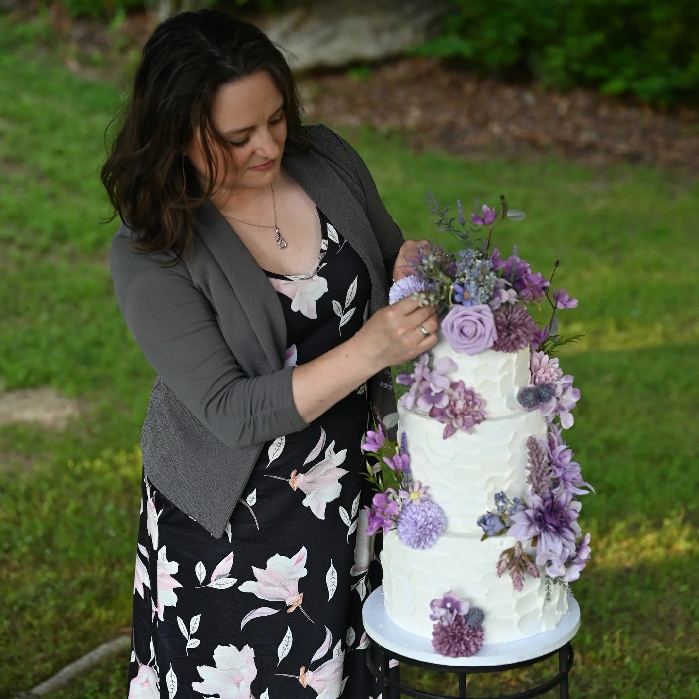 Creating edible art is my favorite part of what I do. 💜
This photo, featured in my MSN article, captures one of my favorite moments—adding the final flowers to a custom wedding cake design. Every cake I create is unique to the couple, inspire