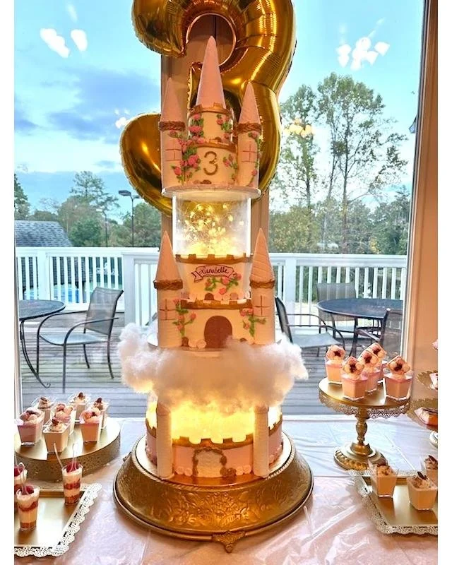 👑 A fairytale cake for a real-life princess! 💕
This towering castle was created to celebrate a very special 3rd birthday — a beautiful Presentación de Tres Años for little Linsbelle.
From the sparkling lights to the clouds benea