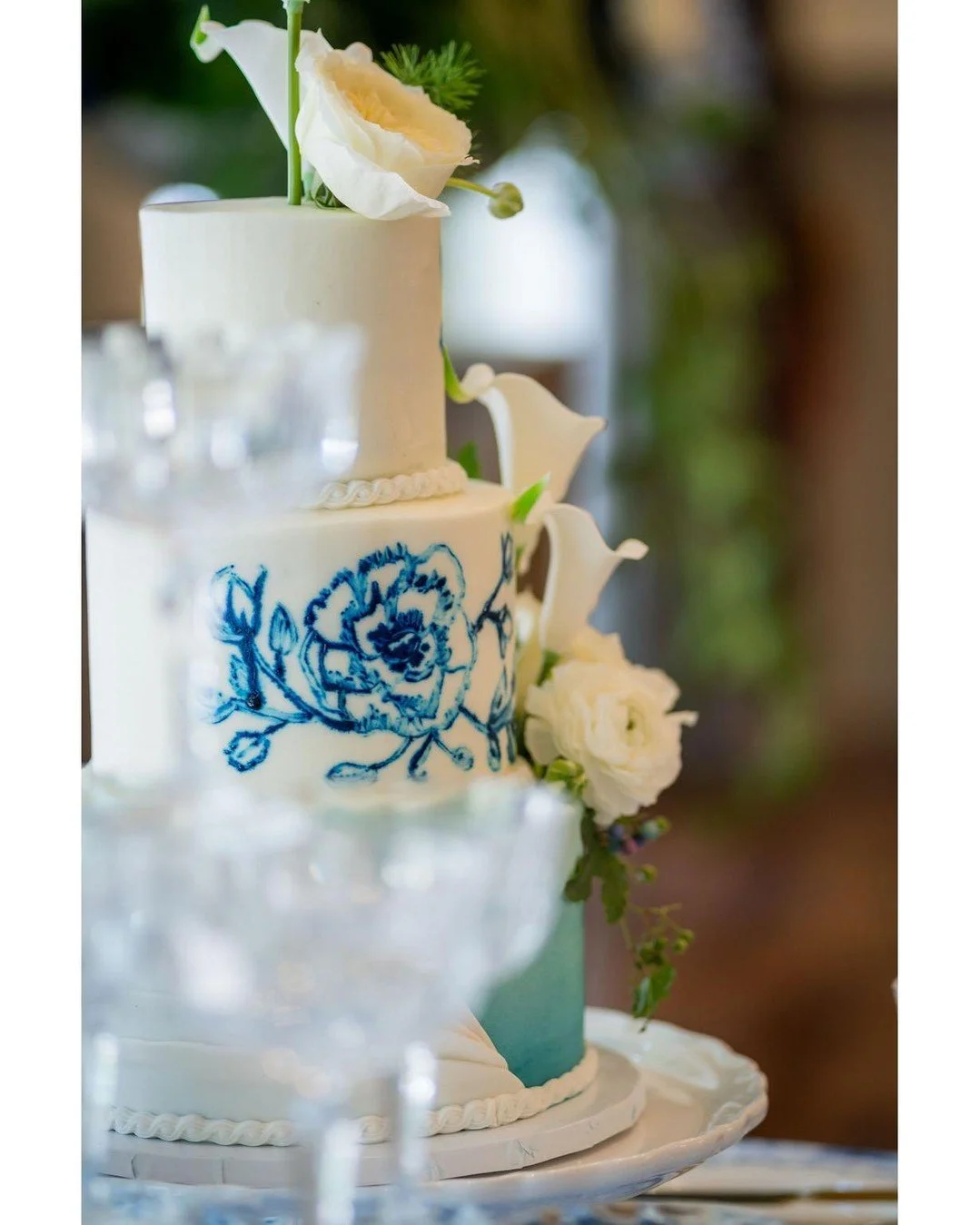 Inspired by delicate chinoiserie art, the hand-painted blue florals gave this wedding cake a touch of heirloom romance. Each petal and line was brushed with care to reflect the elegance of the venue’s historic charm.
Planning, Design and Styli