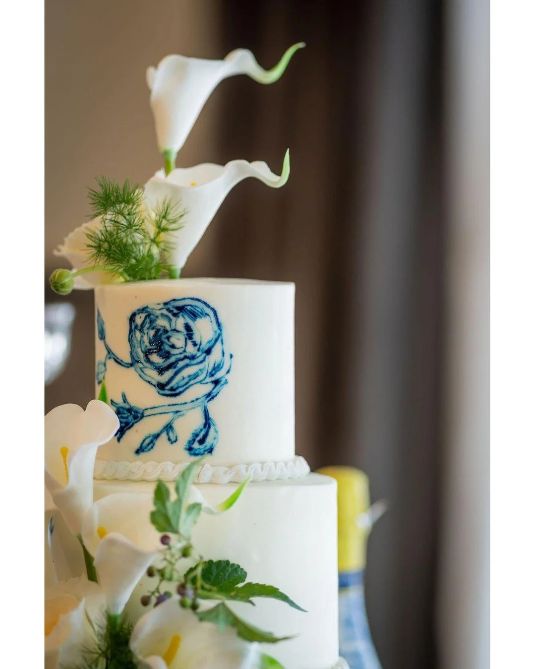 Simplicity meets sophistication 🌿 The top tier featured elegant calla lilies — symbolic of purity and devotion — a beautiful reflection of the couple’s love story.
Planning, Design and Styling, Officiant- @forgetmeknotevents23 Plan