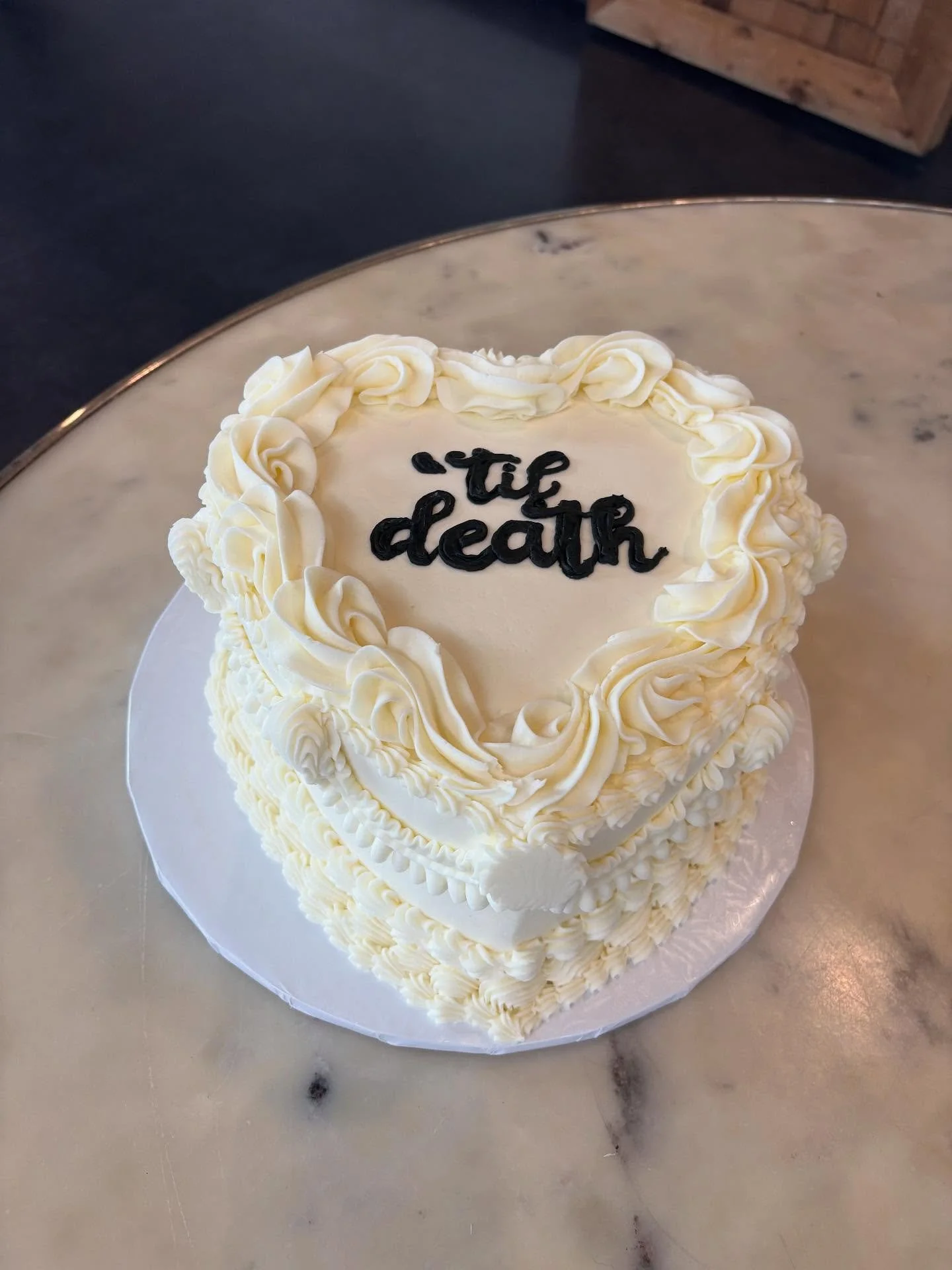 Heart shaped vintage piped wedding cake with hand piped &lsquo;til death on top @meadowsmossycreek 
.
.
.
.
#artfulcakerybyjulie #northgabakery #mountainweddings #weddingcake