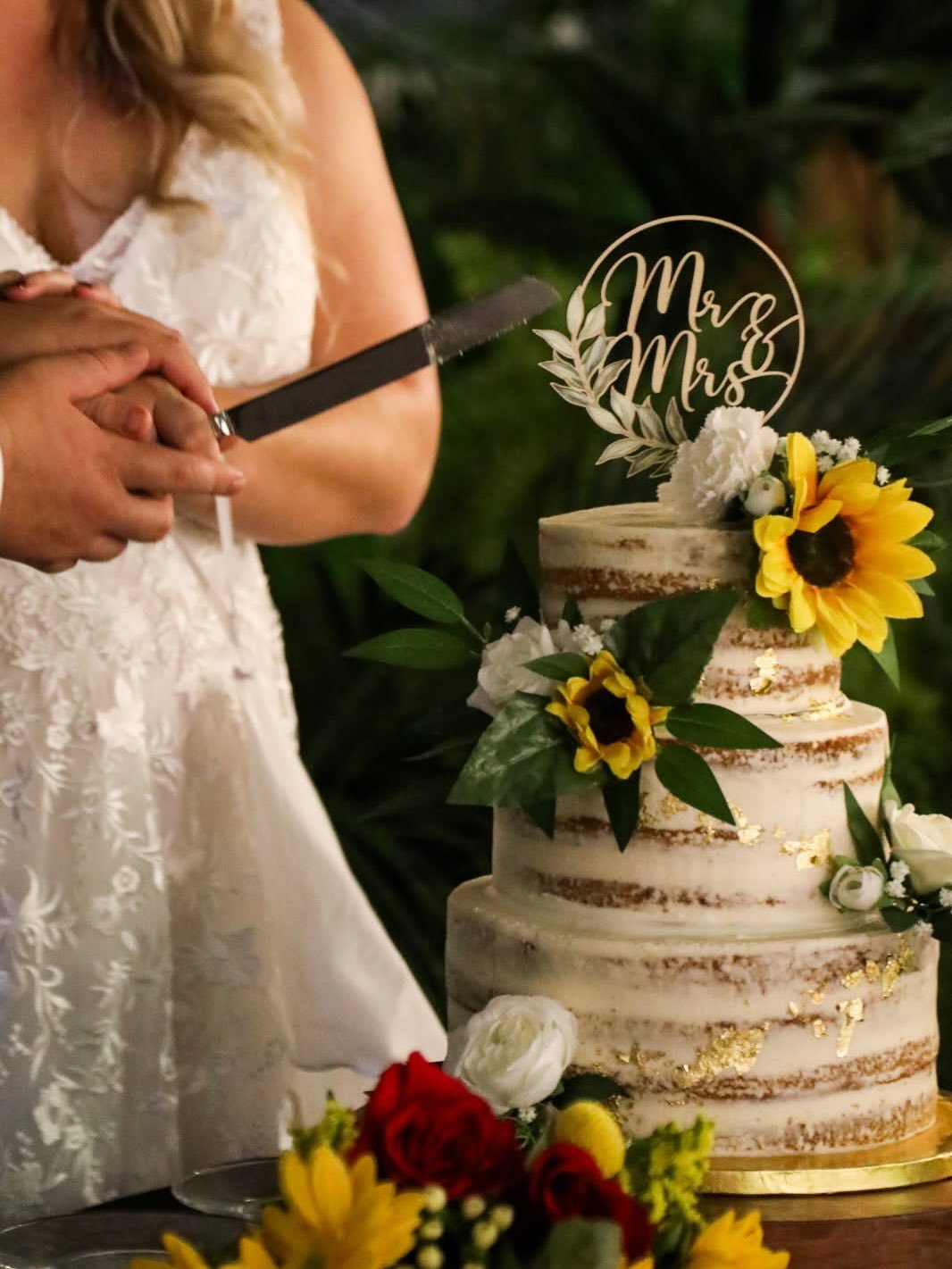 Naked iced buttercream wedding cake with gold leaf and artificial flowers - spiced apple@cider cake with browned butter frosting 
📸 @nicoletrustyphotography 
.
@botanicalgarden_ga 
.
#northgaweddings #weddingcake #artfulcakerybyjulie #buttercreamcak