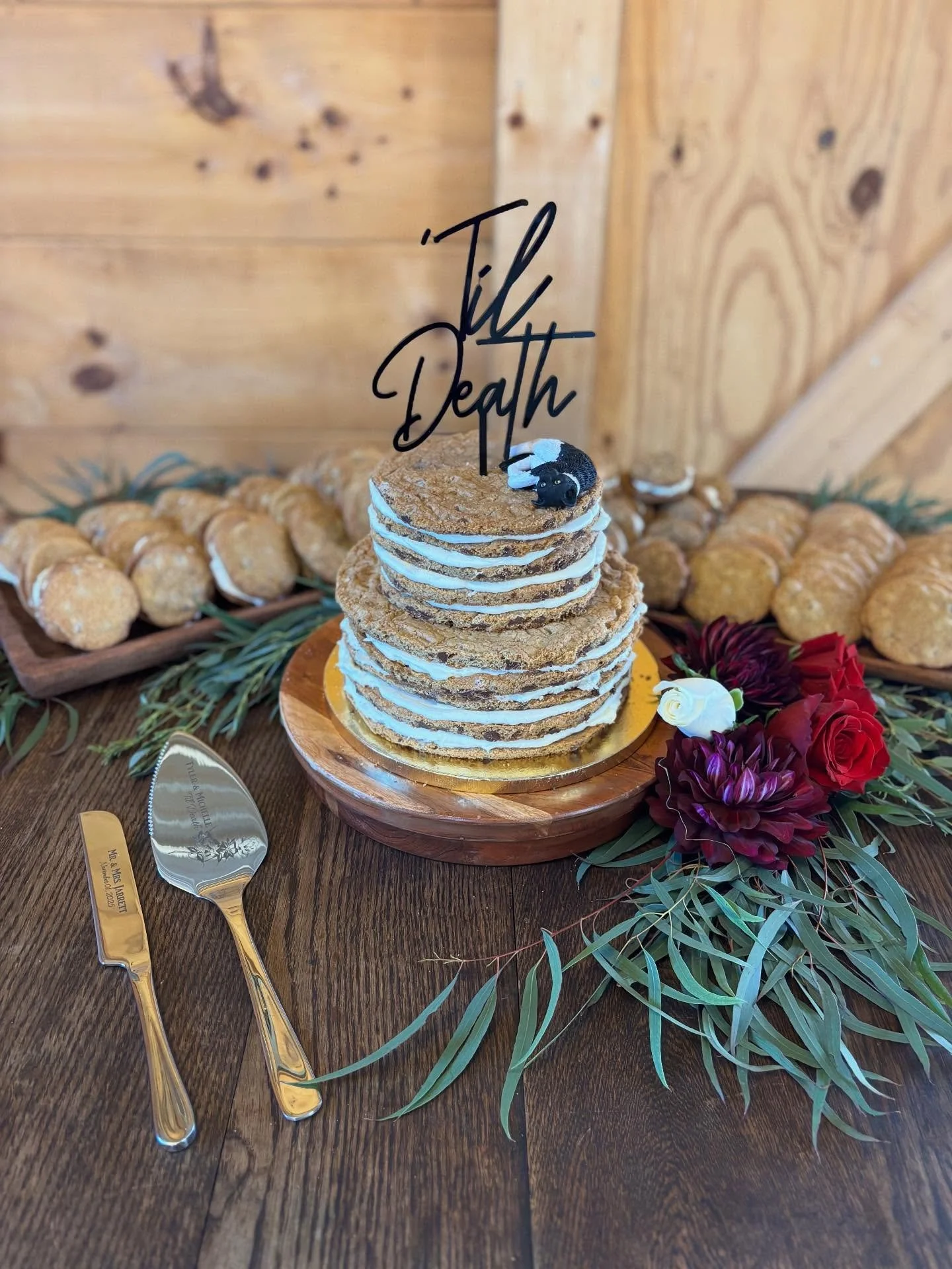 Two tiered chocolate chip cookie cake, chocolate chips cookies, and a variety of chocolate chip and oatmeal raisin cookie sandwiches 
.
.
I love how the flowers and greenery look on this table and the table itself is gorgeous! @thebarnatyoungharris 
