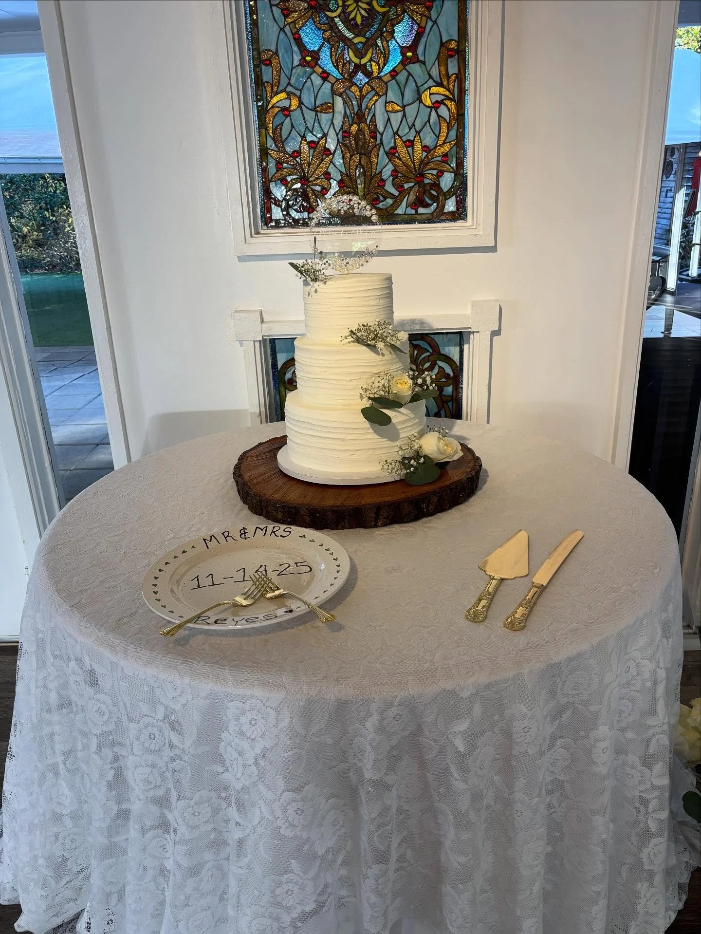 A simple buttercream wedding cake for an intimate wedding @fouroaksmanor 
.
The weather was perfect and the decorations were beautiful! 
.
.
.
#bufordga #artfulcakerybyjulie #atlantaweddingcakes #northgabakery #fallweddings #venueatmosphere #intimate