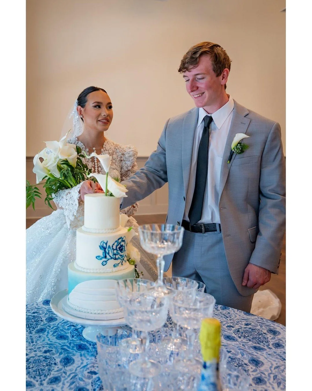 The sweetest moment 💍 Watching the couple share their first slice is always such a joy. A cake isn&rsquo;t just dessert &mdash; it&rsquo;s part of the memory that lasts forever. 🍰
Planning, Design and Styling, Officiant- @forgetmeknotevents23 Plann
