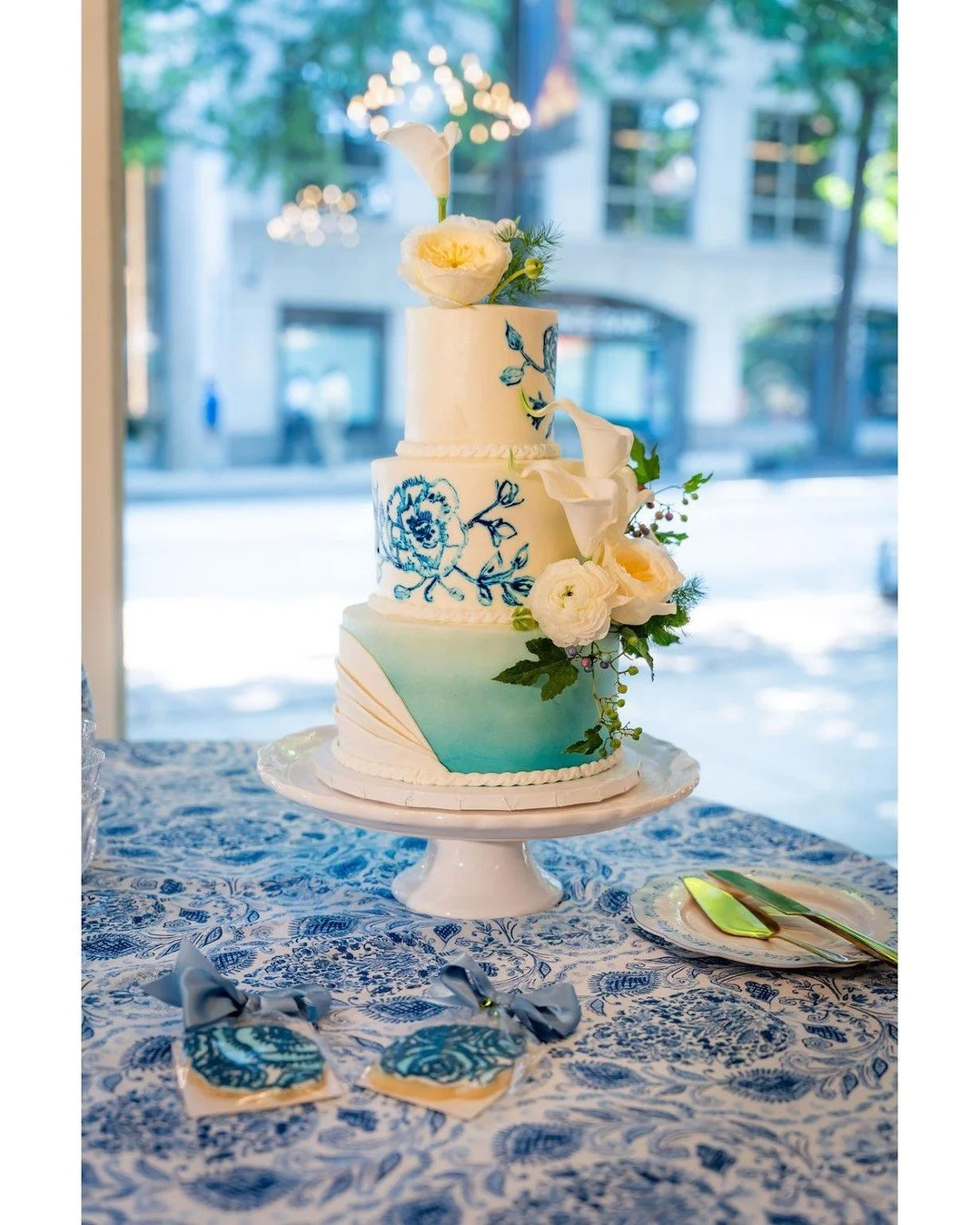 Blue-and-white artistry in every bite 💙 The custom cookies echoed the hand-painted florals from the cake &mdash; a sweet way to tie together the design story.
Planning, Design and Styling, Officiant- @forgetmeknotevents23 Planning, Design, Styling, 