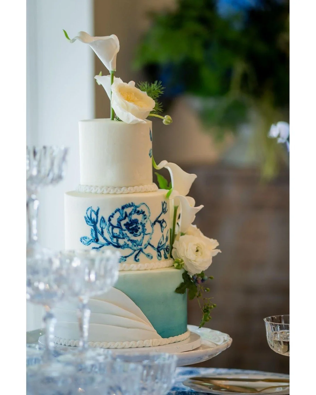 Classic. Romantic. Artful. 💙 This hand-painted blue-and-white wedding cake at the historic Margaret Mitchell House captured southern elegance in every tier.

Planning, Design and Styling, Officiant- @forgetmeknotevents23 Planning, Design, Styling, a