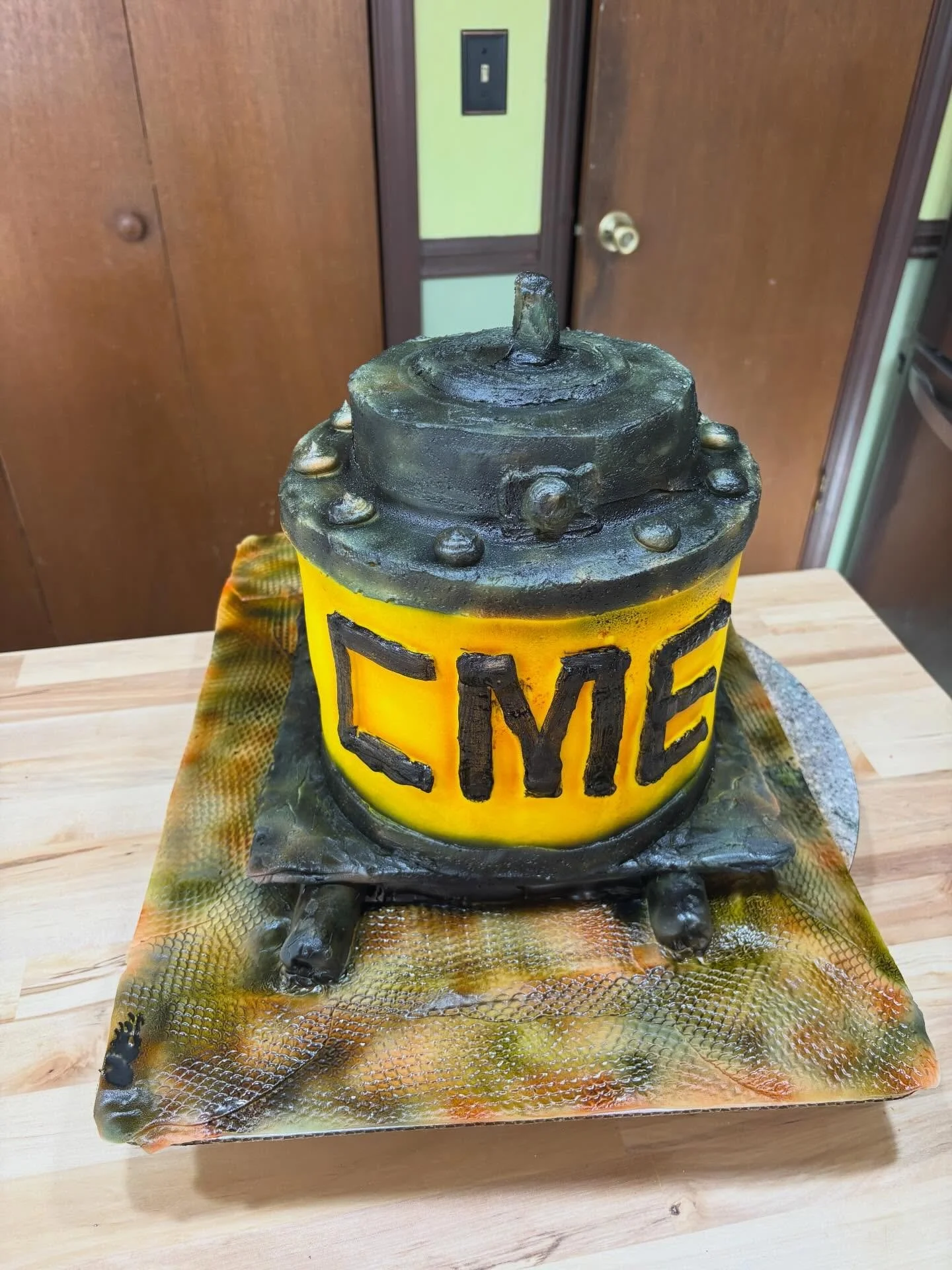 Do you have any guesses about what this cake is?? Let me know in the comments. 

I made this one back in December before Christmas. 

I took some time off because I am now a Nonna! Yes, my daughter had a baby boy! 

Give me your guesses about what th