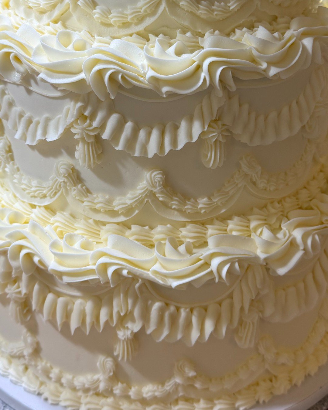 It's the details for me 🤍

Every layer of piping on this vintage wedding cake was done by hand, creating a soft, romantic texture that feels timeless and elegant. I love all the shells, ruffles, and frills! Lemon cake with buttercream frosting

✨ At