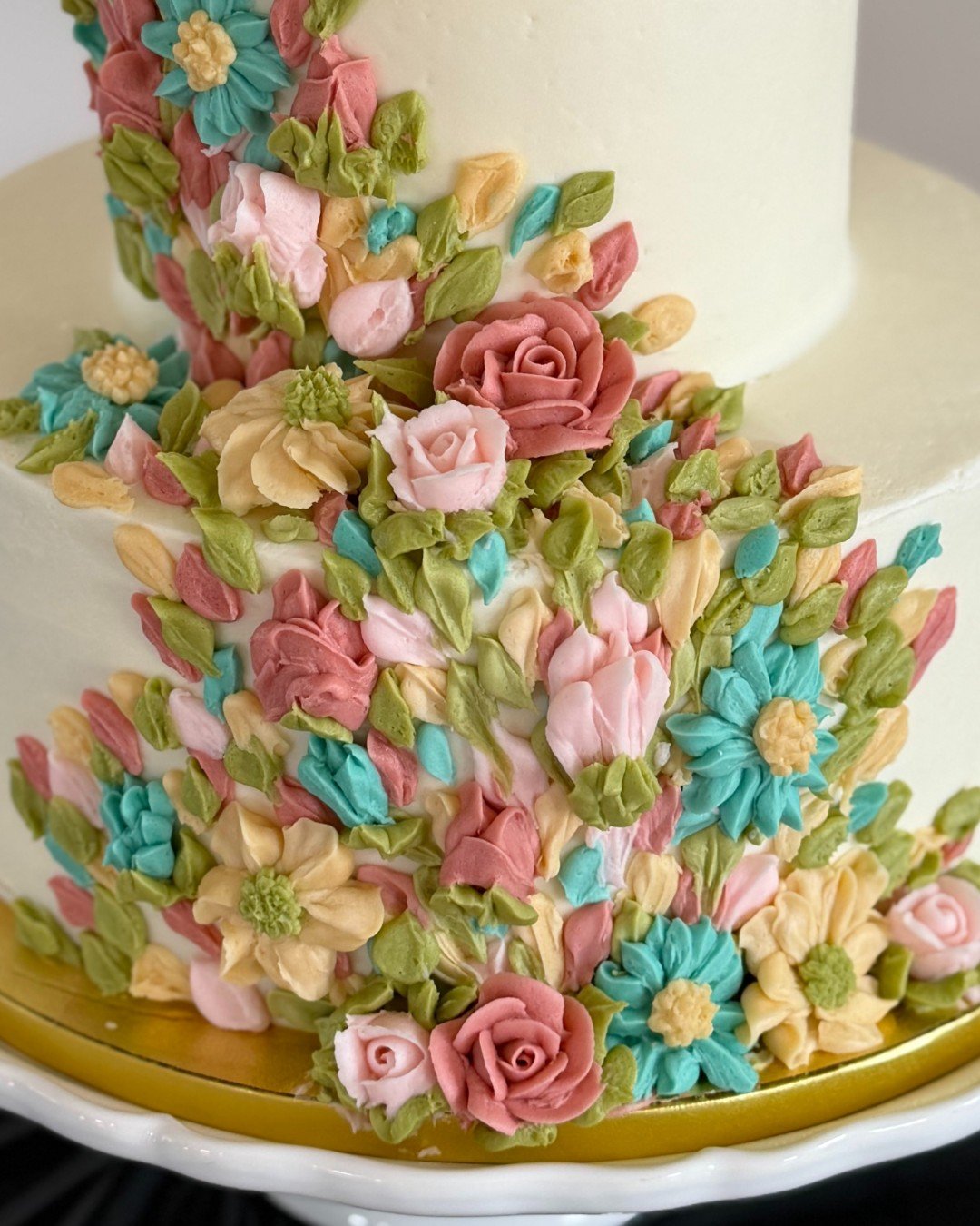 Sometimes the magic is in the base ✨

This floral cascade design builds from the bottom up, creating movement and color that draws your eye all the way through the cake. I love the combination of leaves, petals, and flowers as buttercream details on 
