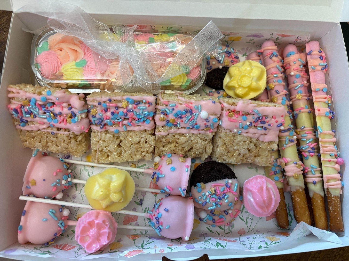 Sweet treats for the people who do it all 🍎

This custom treat box was created for teacher appreciation&mdash;and it's one of my favorite ways to celebrate a group.

From cookies to dipped treats, everything can be customized to match your theme. Th
