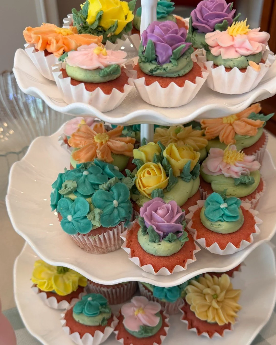 Small, but still full of detail 🌸

Each of these cupcakes was individually decorated to create a full, cohesive look for the dessert table.

Cupcakes at weddings&mdash;yes or no? They are a favorite for bridal and baby showers! 

#cupcakes #floralcu
