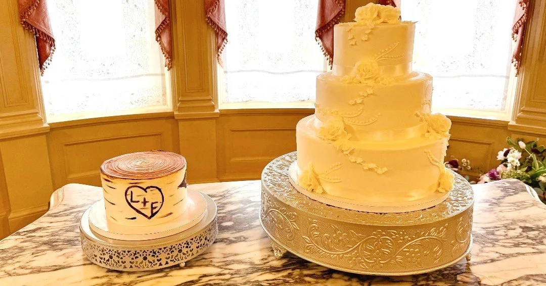 Two cakes. Two styles. One perfect setup ✨

A classic tiered wedding cake paired with a custom groom's cake is one of my favorite combinations&mdash;it gives you elegance and personality.

Would you do both or just one cake?

#weddingcake #groomscake
