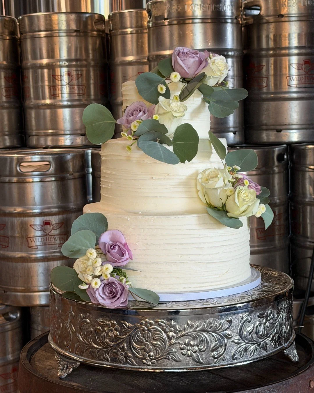 Soft florals + textured buttercream = always a favorite 🤍

This design was created to feel organic and effortless, with fresh florals placed on-site for the perfect finish.

Fresh flowers or sugar flowers?

#floralcake #buttercreamcake #atlantaweddi