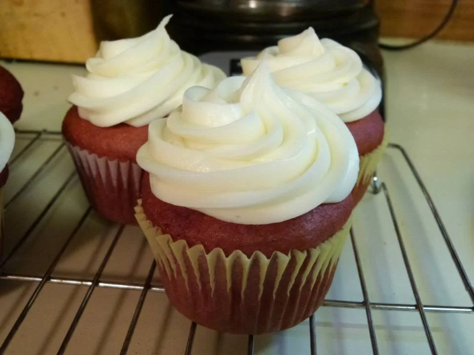gluten-free red velvet cupcakes with cream cheese frosting by Atlanta baker Artful Cakery by Julie