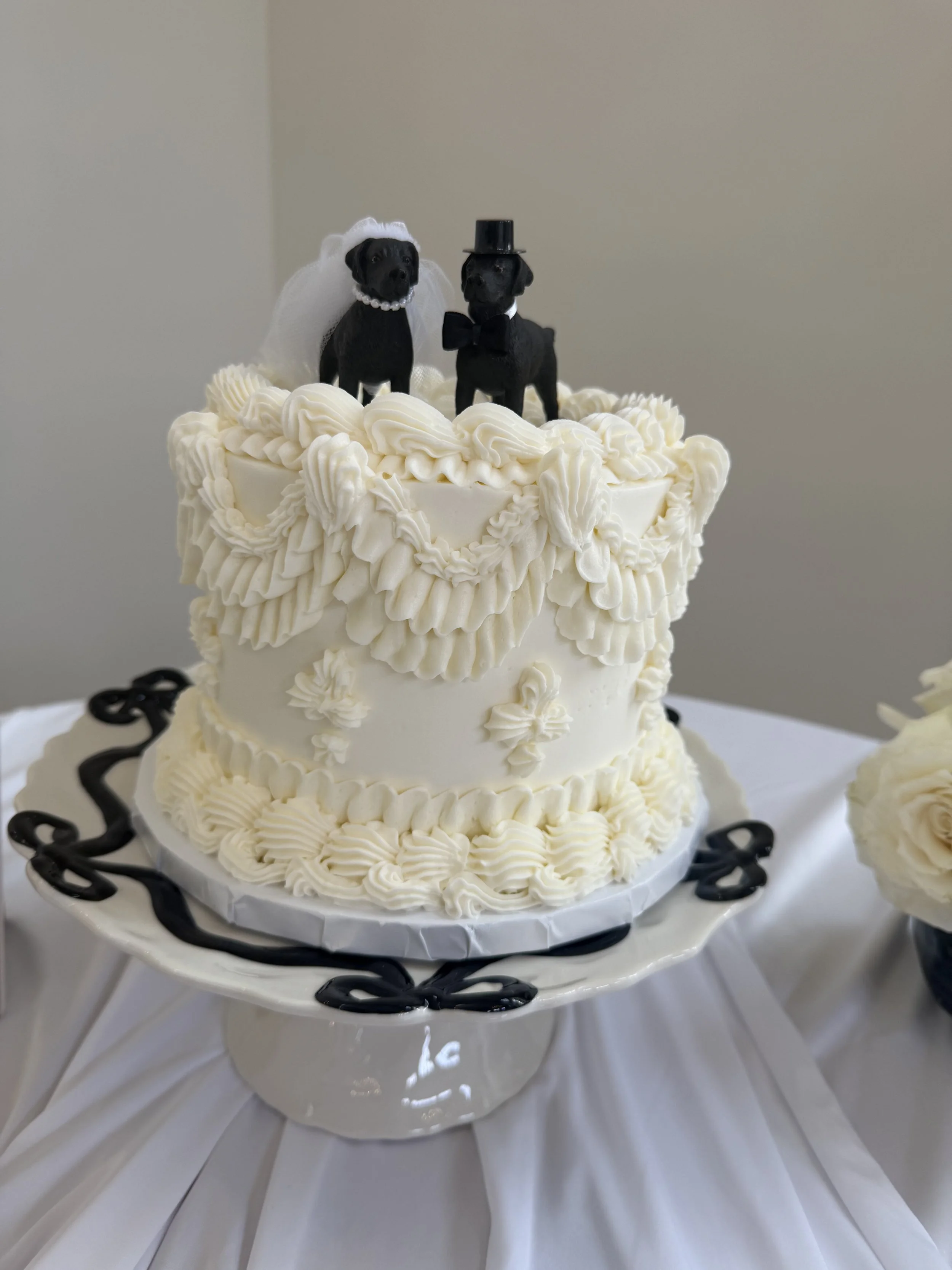 Vintage piped tall Lambeth wedding cake with buttercream frosting at White Fox Cottage