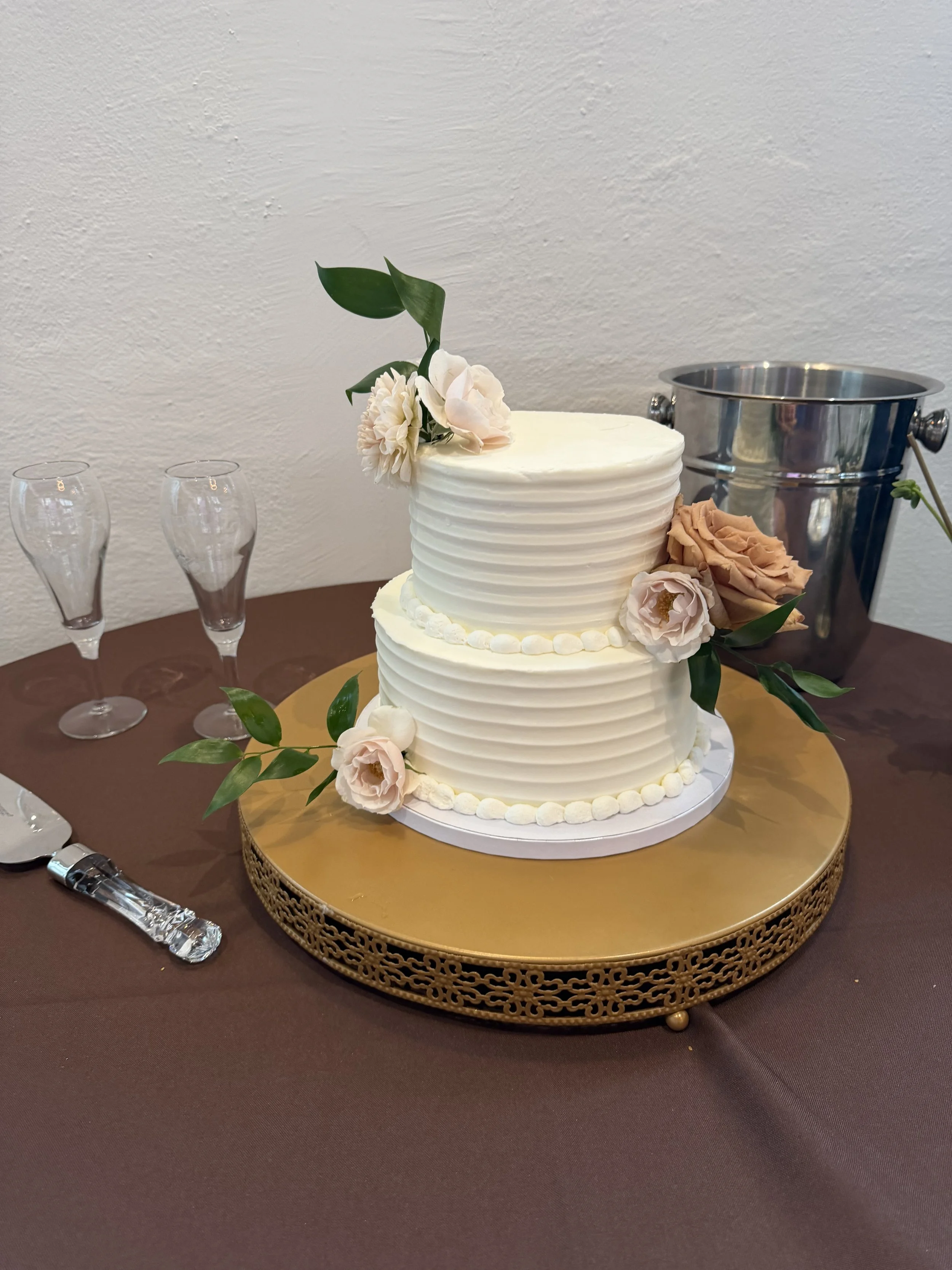 horizontal line combed textured wedding cake with fresh flowers