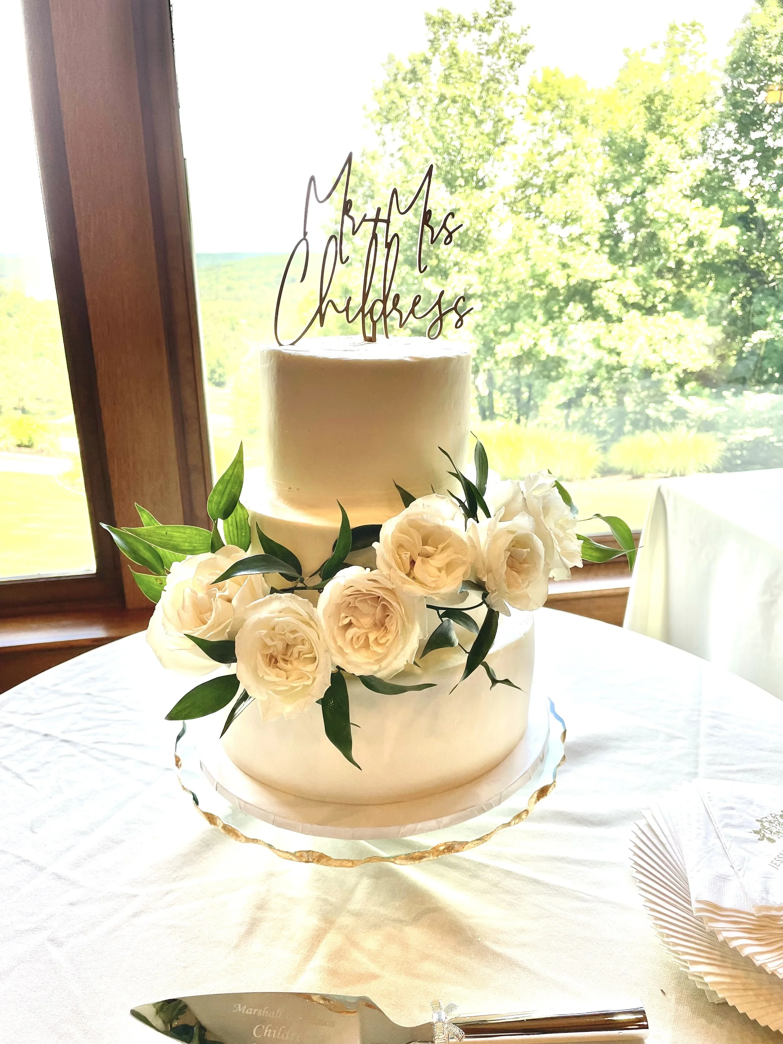 smooth iced gluten-free wedding cake with fresh flowers by Atlanta wedding cake artist Artful Cakery by Julie