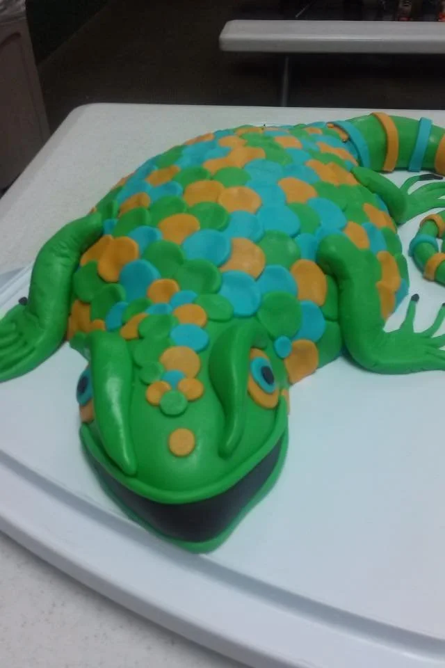 Detailed sculpted lizard cake with textured scales and lifelike pose
