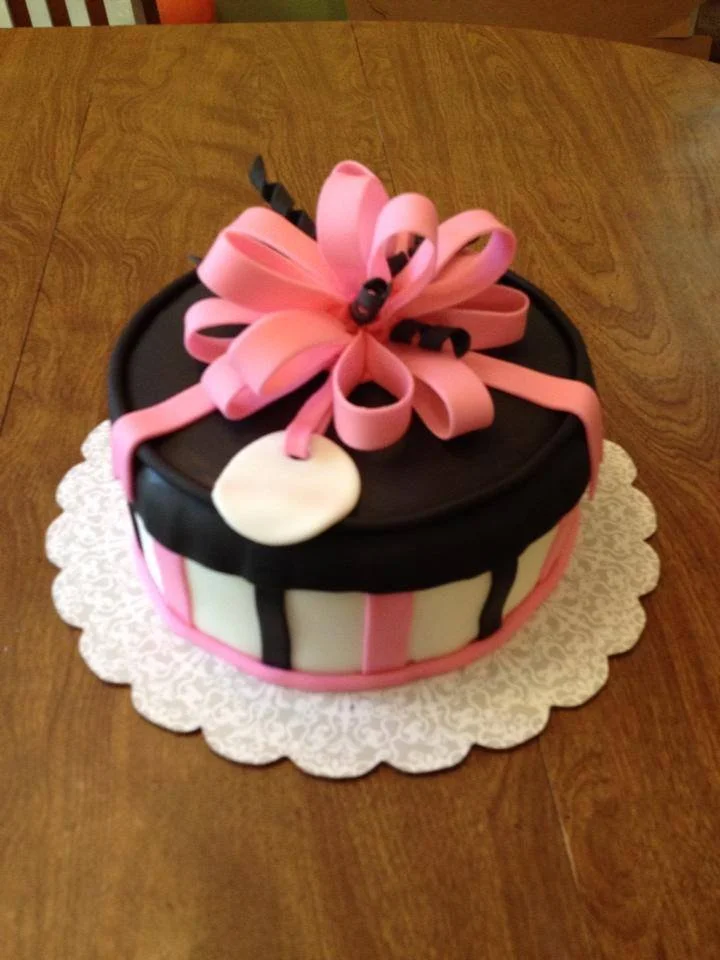 Sculpted gift box cake with detailed bow and fondant wrapping for celebration