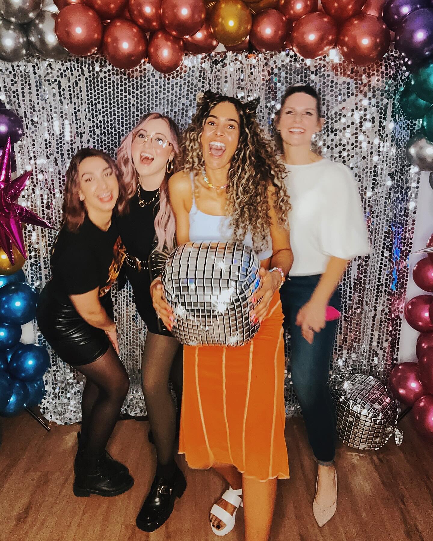 ✨🪩✨Happy 40th to our girl Victoria! Had a blast dancing to 90&rsquo;s music &amp; celebrating you! ✨🪩✨