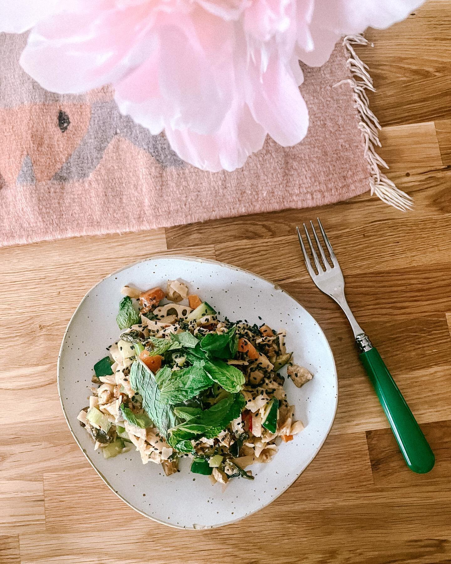 Back to school ~ on Zoom today due to ongoing train strikes . Made a quick rainbow veg~tahini~grapefruit rice noodle salad ~ with lotus root, cucumber, carrot, tempeh, seaweed, courgette &amp; mushrooms ~ sprinkled with sesame seeds and fresh mint 🌿