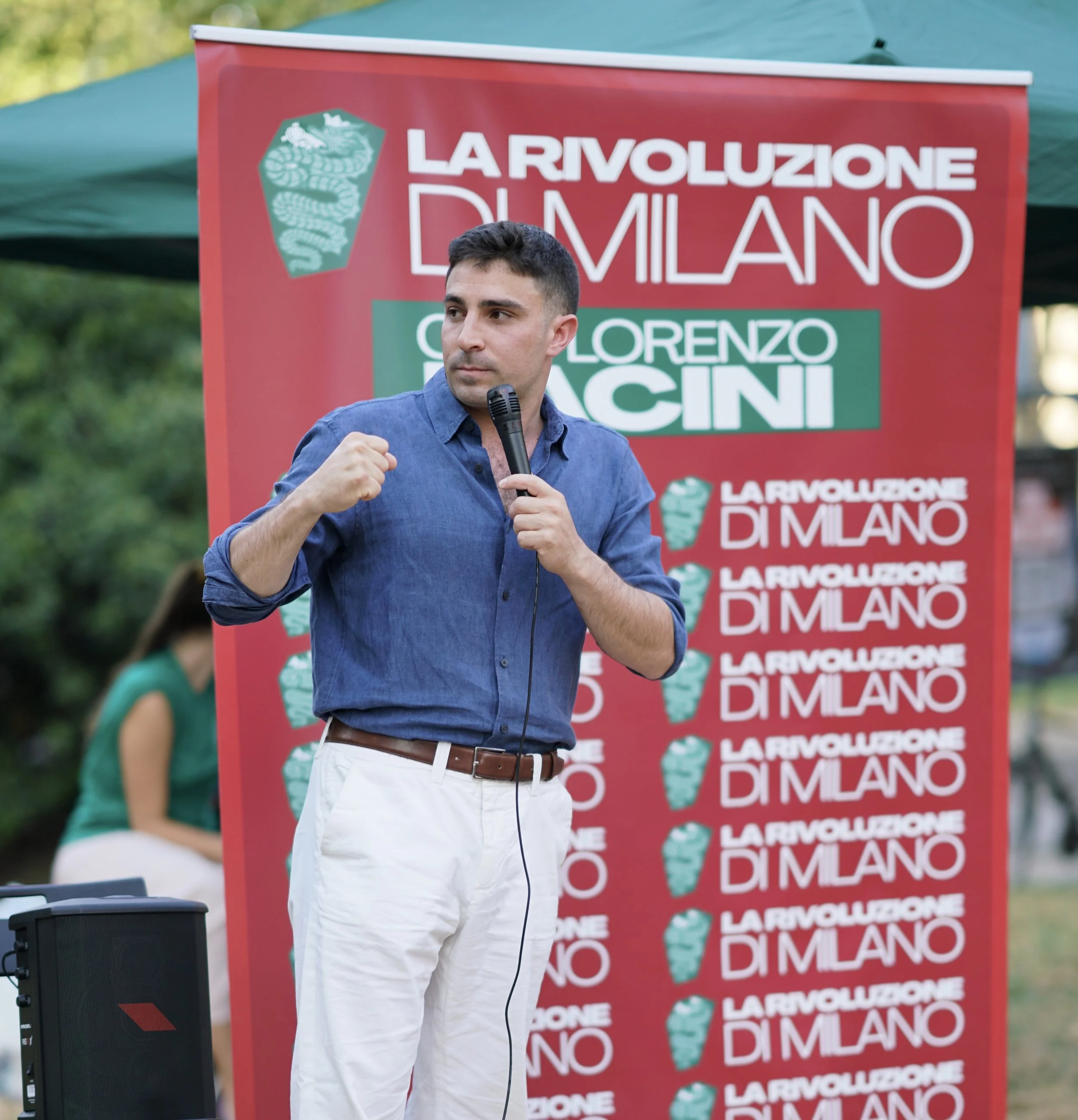 Lorenzo Pacini durante le anguriate della campagna La Rivoluzione di Milano per la candidatura a sindaco di Milano