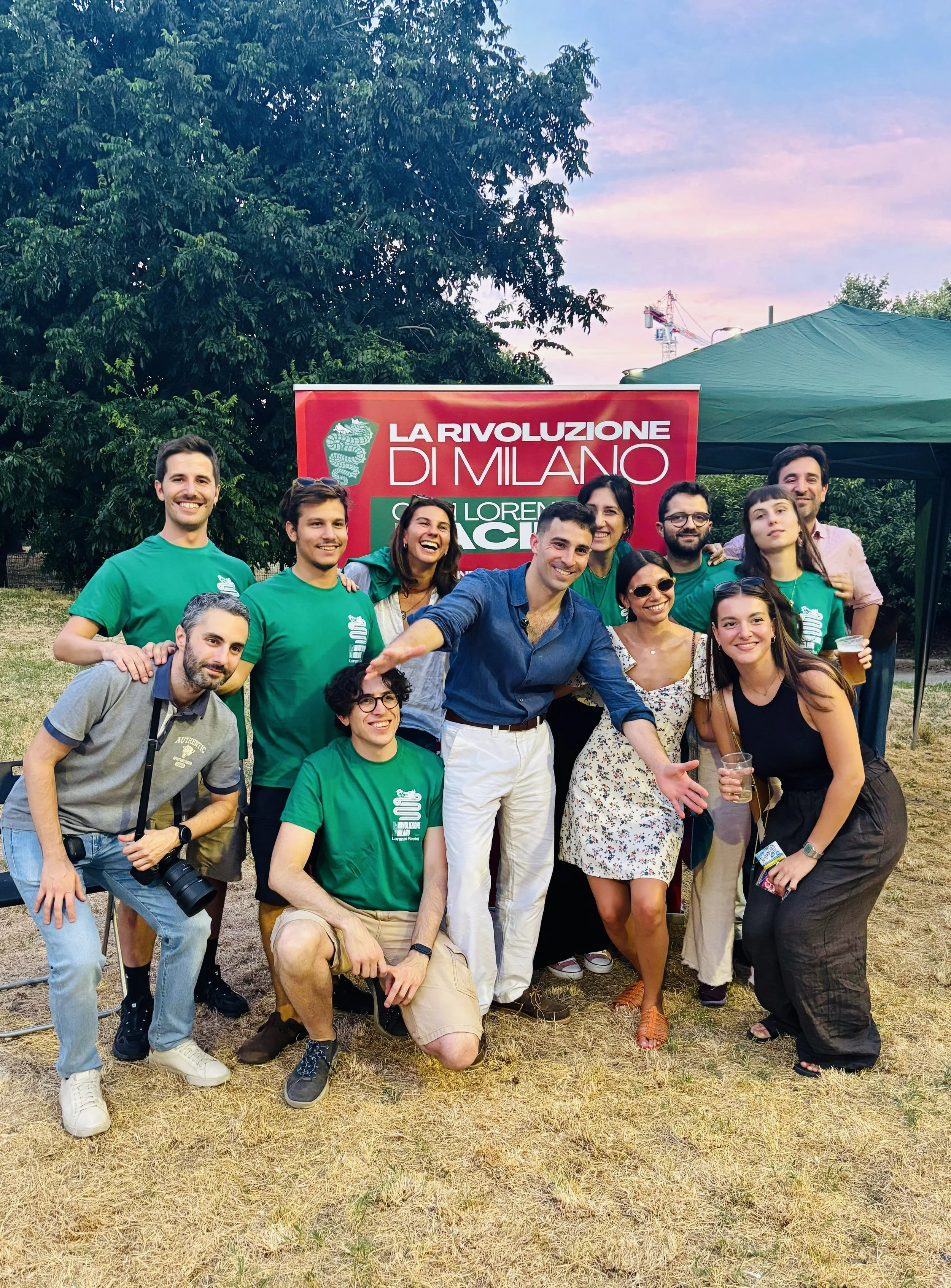 Volontari con Lorenzo Pacini durante le anguriate della campagna La Rivoluzione di Milano per la candidatura a sindaco di Milano
