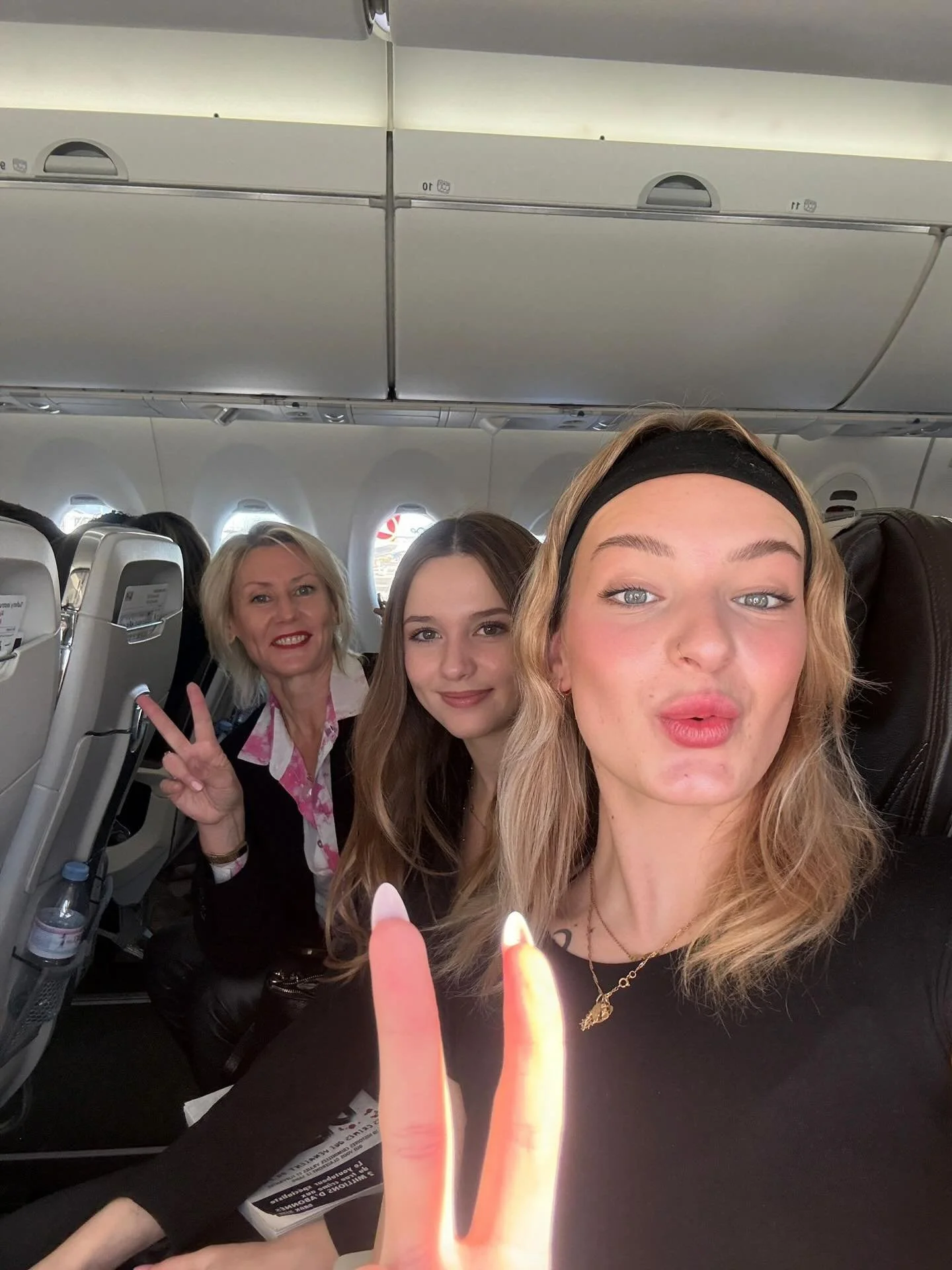 Backstage cool avec la directrice
Backstage &agrave; Palma avec la Team F.A.M 💛 Rep&eacute;rage en vue du grand shooting professionnel de mai&hellip; et une immersion sur les traces des grandes agences et productions internationales qui choisissent 