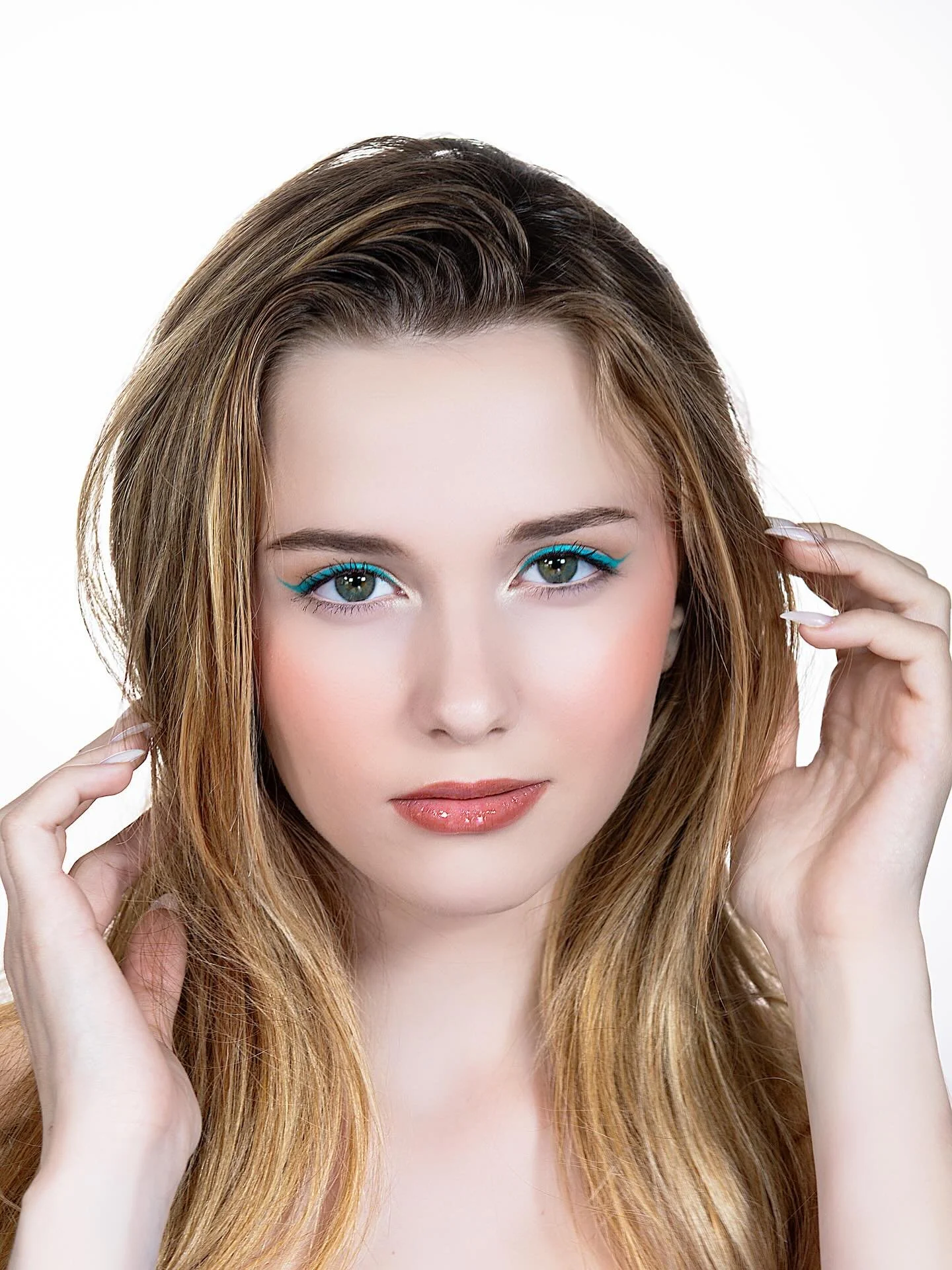 ✨ Summer Glow 2026 ✨
Un teint lumineux, frais, presque peau nue&hellip; sublim&eacute; par un eye-liner bleu &eacute;lectrique qui capte la lumi&egrave;re et affirme le regard.

Un look qui m&ecirc;le douceur et audace, pour une beaut&eacute; solaire