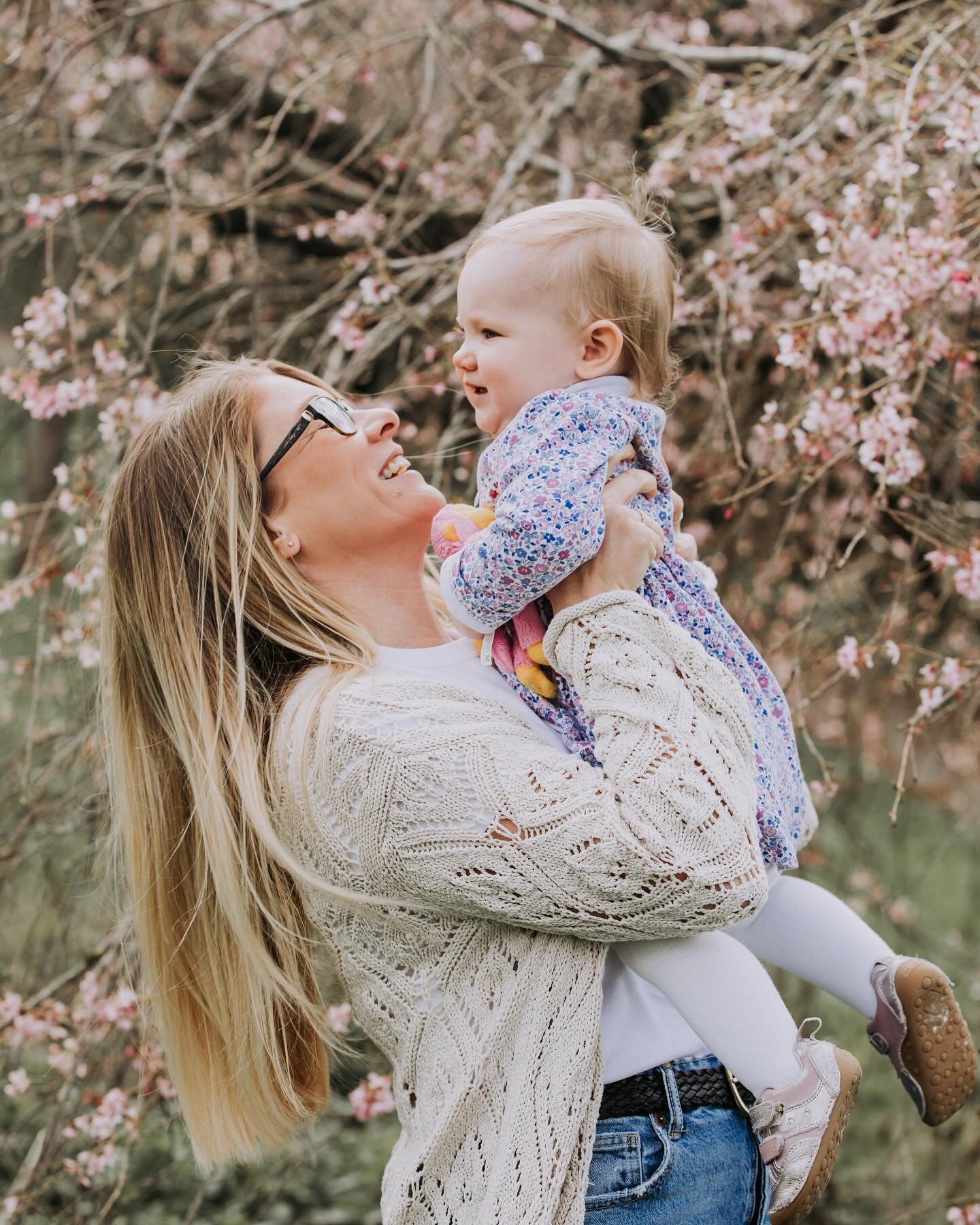 Loved this little family shoot with the blossom trees a few weeks back 🌸📸 

Baby had just started walking so this was a special way to document such a big milestone! 

@chrissierocho 

.
.
.
#blossomtree #blossomphotography #familyphotography #fami