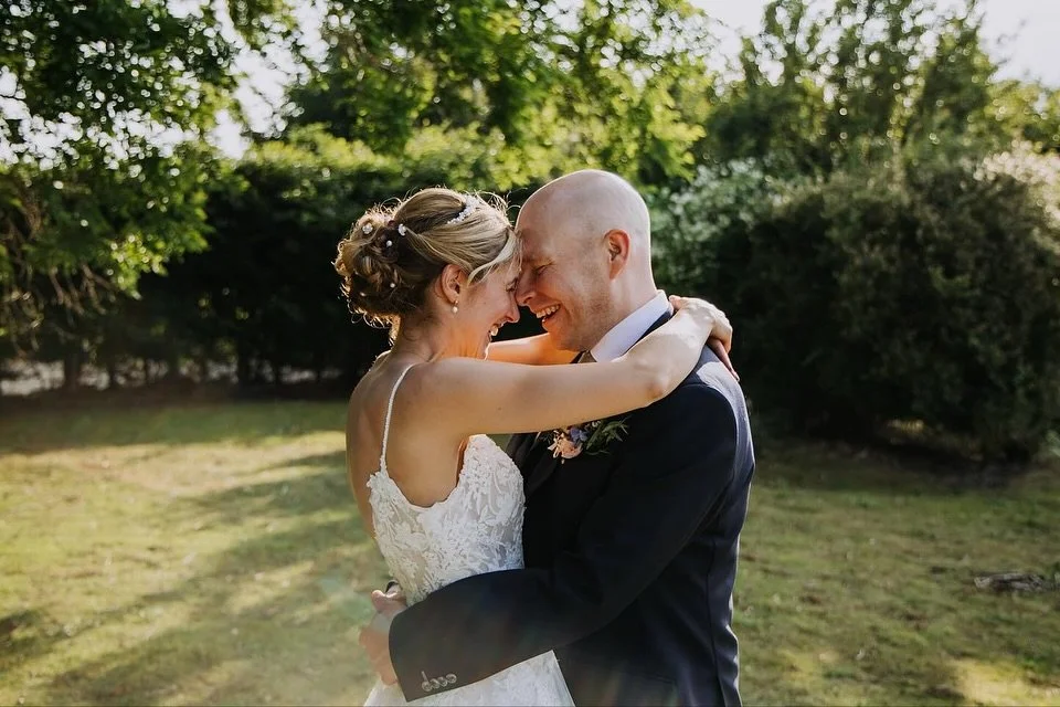 Hey, I’m Charly! 👋🏻📸💍❤️
I’m here to capture the magic of your special day — every tear, every laugh, every in-between moment that makes your celebration yours. 
Whether it’s timeless photography, natural videography, or