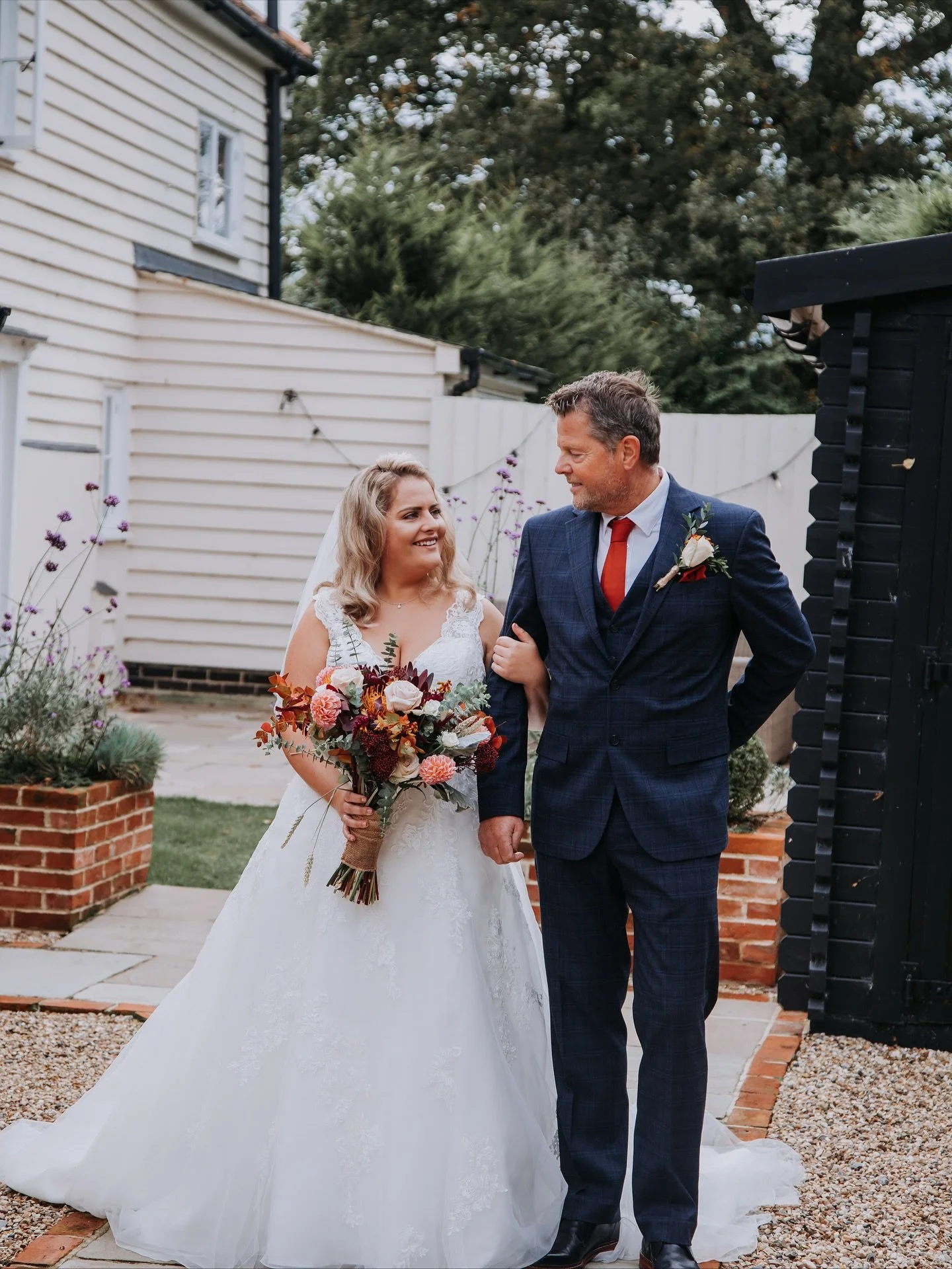 Autumn wedding mornings at @blake_hall_weddings 🍂❤️💍
There’s something magical about the golden light, the crisp air, and the cosy, romantic vibes that only this season brings. 
From the quiet excitement of bridal prep to the first look amo