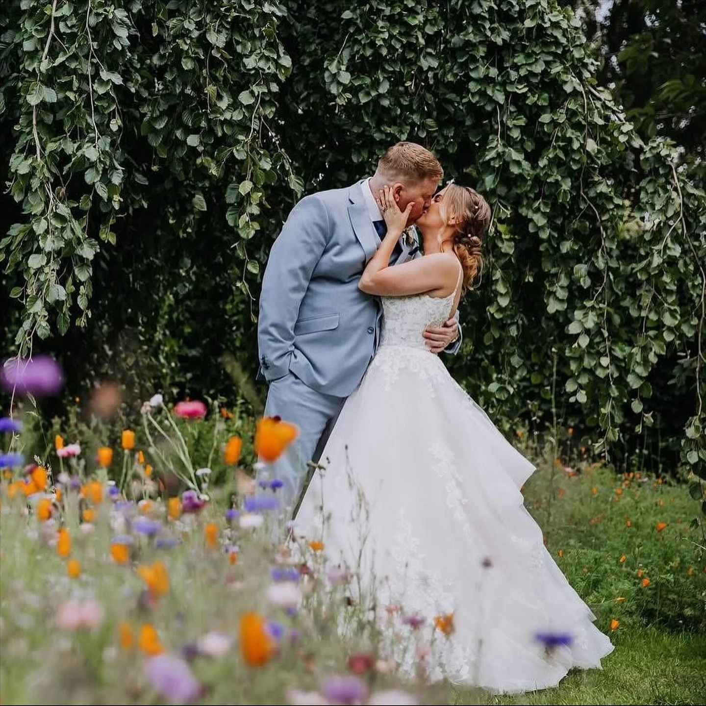 Reminiscing over Abi &amp; Jamie&rsquo;s beautiful wedding at @barnsatredcoats 💐❤️📸💍

I always love the couple portrait time &mdash; that quiet moment in the whirlwind of the day when it&rsquo;s just the two of you. ✨

It&rsquo;s a chance to pause
