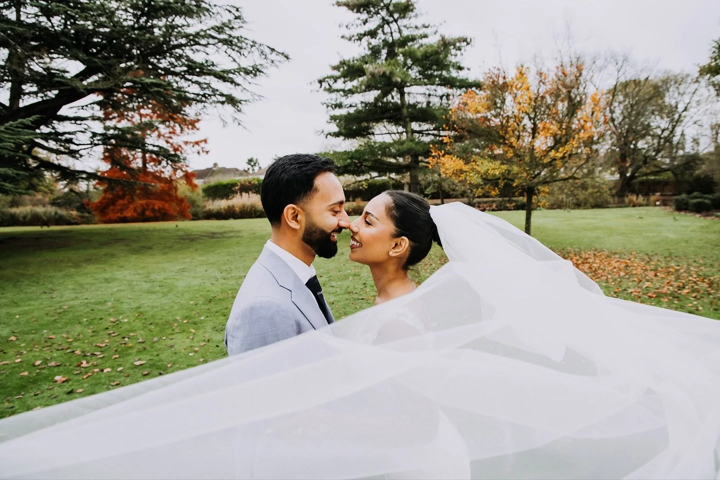 If you&rsquo;re rocking a long veil on your wedding day, just know&hellip; I will be capturing moments like this 🥹✨📸

There&rsquo;s just something so dreamy about a veil toss &mdash; that swoop of fabric, that little moment of magic &mdash; it turn