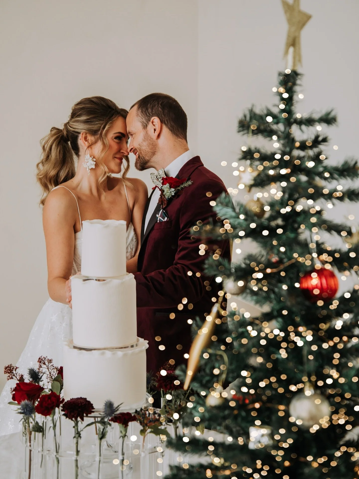 Happy 1st of December ❤️🎄💍📸🎥 I had to share these gorgeous festive photos from a styled shoot I did at @thatamazingplace with @vickisfloraldesigns ✨

The team: 

Photography &amp; video @charlymaephotography 
Venue @thatamazingplace 
Florist @vic