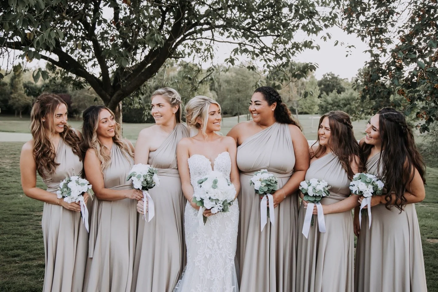 Bridesmaids photos don&rsquo;t have to feel awkward or staged. 📸❤️

I&rsquo;ll guide you through a mix of natural prompts and classic poses &mdash;

Looking at the camera.
Looking at each other.
Bouquets together at the front.
And then&hellip; a big
