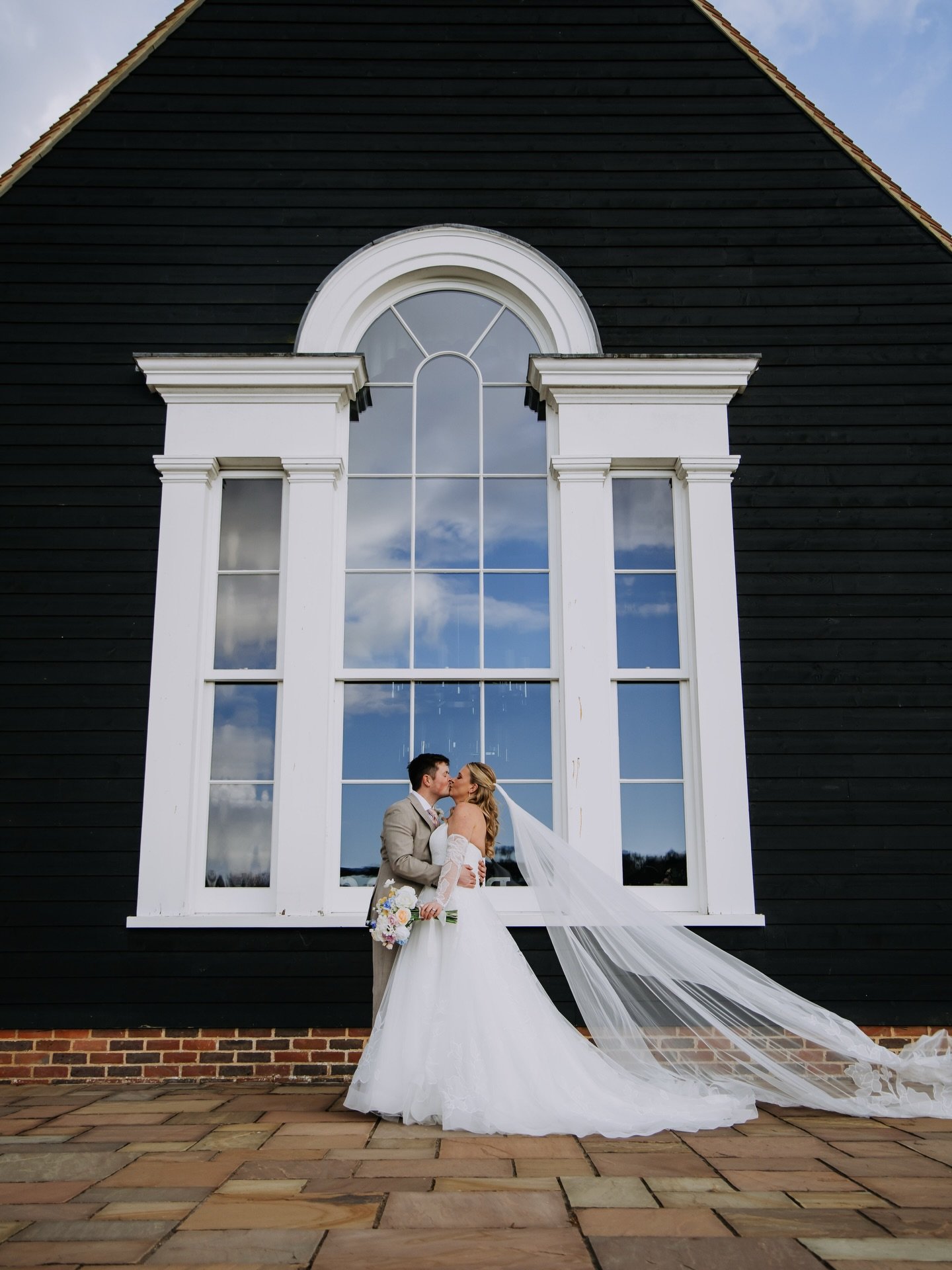 Katy &amp; Nick&rsquo;s sun-soaked wedding at @stocksgolfclub was pure magic from start to finish ❤️🌞💍 

Surrounded by their favourite people, their day was effortlessly relaxed, filled with laughter, love, and those real, joy-filled moments that m