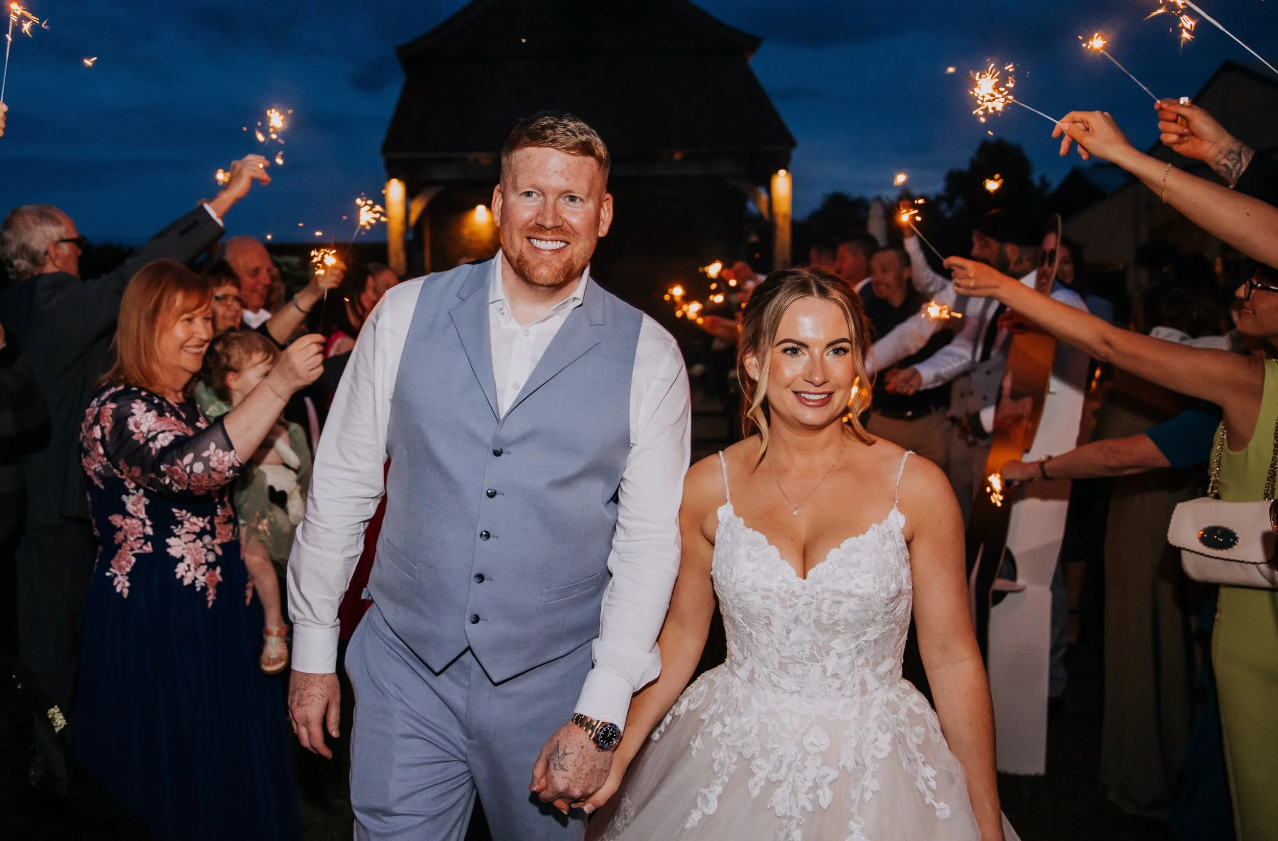 I do love sparklers at the end of a wedding day ✨🎇❤️💍📸 They make for great photos and are fun to do with your friends and family. 

Are you having them at your wedding? 

Second shooter: @london_wedding_photography 

.
.
.
#essexweddingphotographe