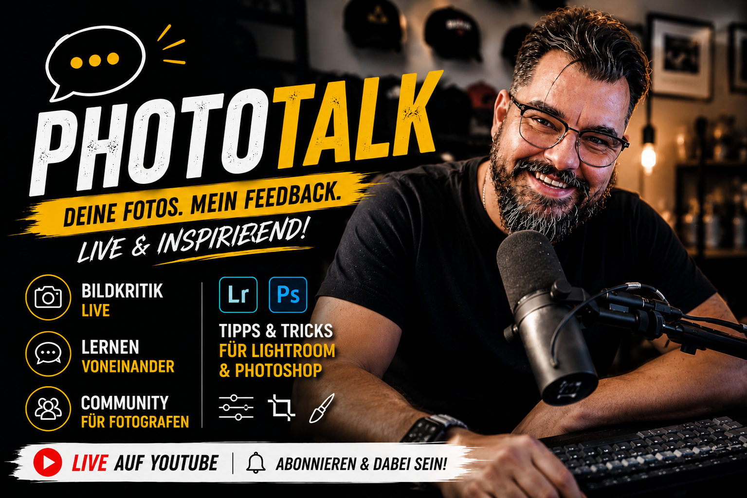 Werbegraphic für einen Live-Workshop namens 'PhotoTalk' mit einem lachenden Mann vor einem Mikrofon, der Tipps zu Fotografie, Bildkritik, Lernen, Community, Lightroom und Photoshop gibt. Enthält Symbole für Kamera, Lernen, Community, Lightroom, Photoshop und YouTube, mit Anweisungen zum Abonnieren und Live-Stream-Infos.