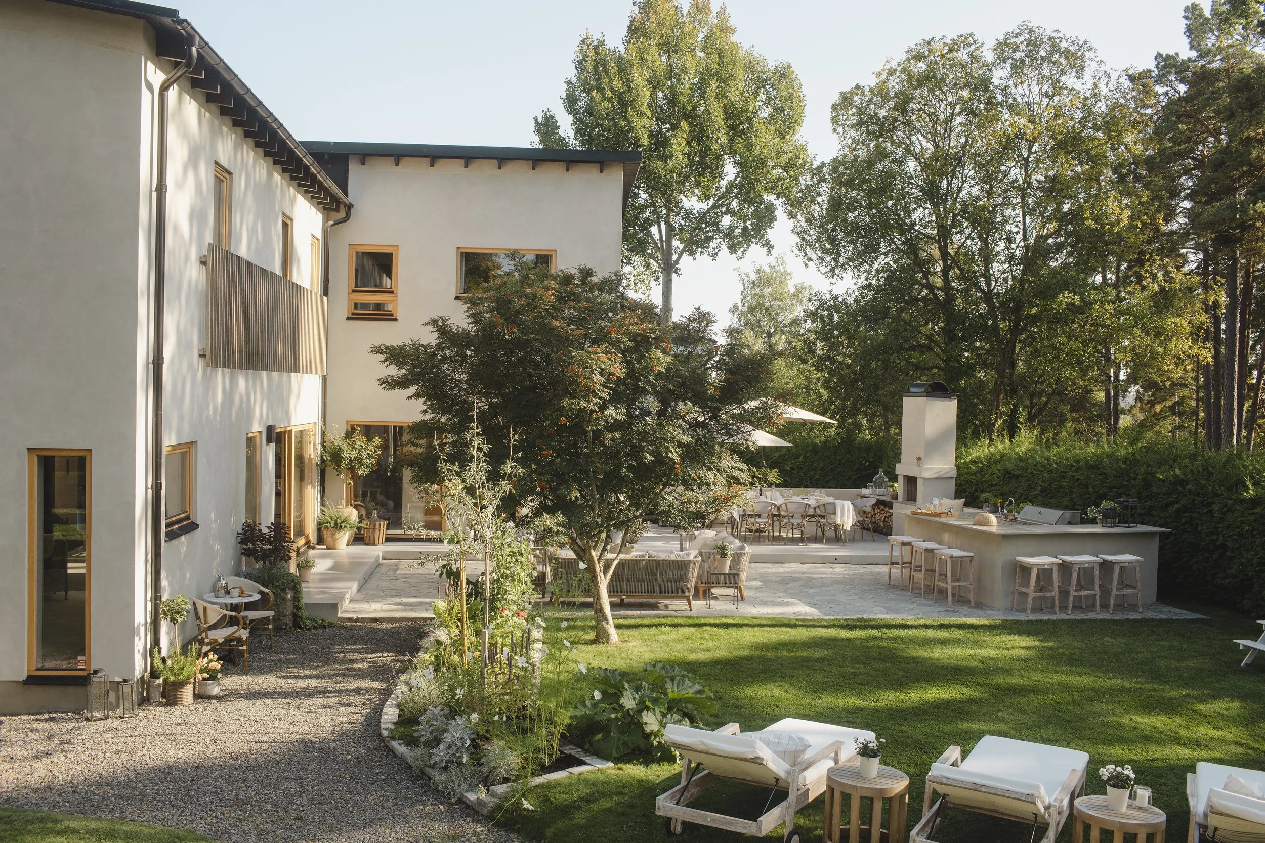 uteplat med utekök och öppen brasa