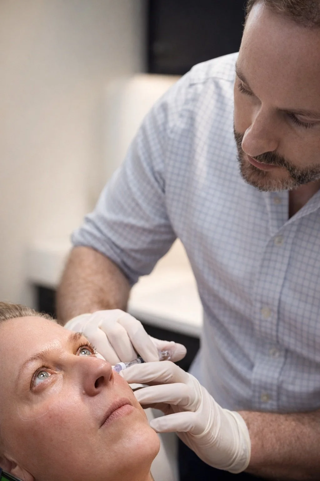 Dr Tom Fisher administering polynucleotide treatment with Rejuan i